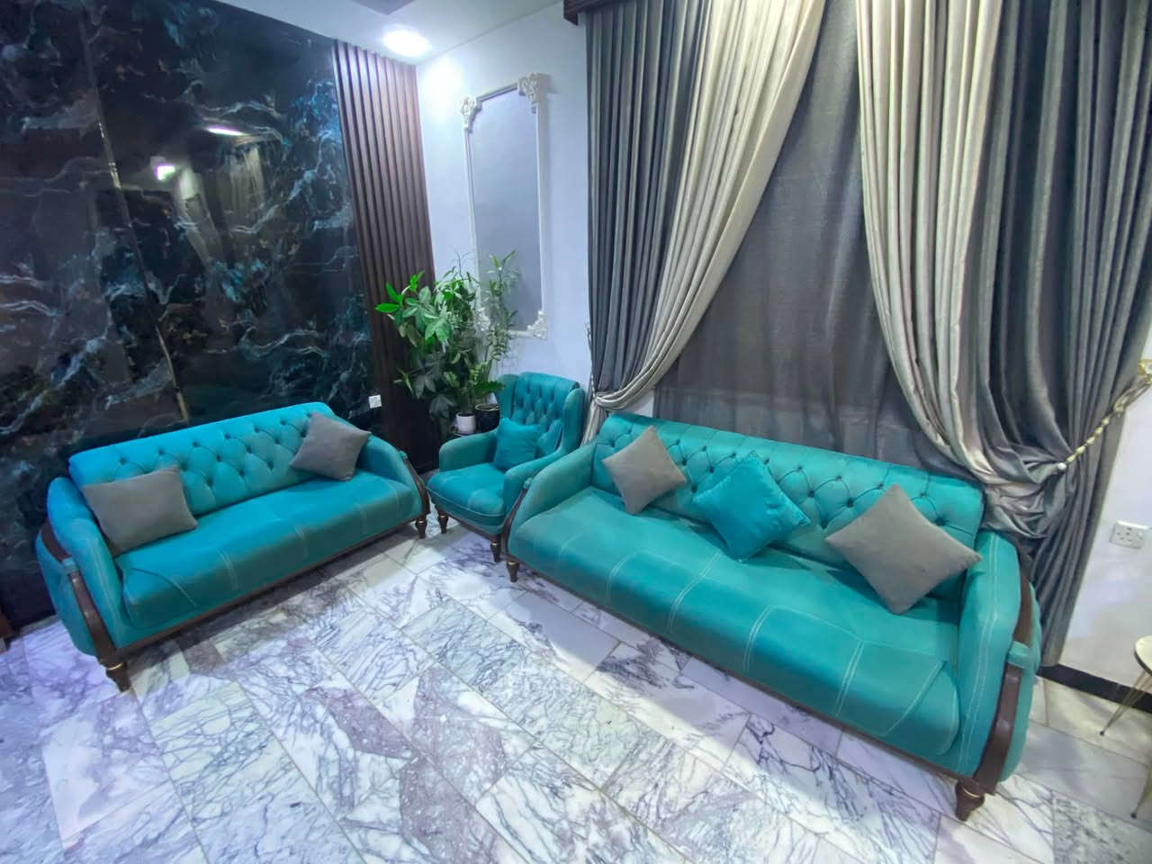 🛋️ للبيع طقم قنفات 10 مقاعد
طقم قنفات مكوّن من 10 مقاعد للبيع، بحالة جيدة جداً ومناسب استخدام قليل .

💰 السعر: 500 ألف دينار فقط

📍 المكان: بغداد – حي القادسية

📞 للاستفسار والاتصال:
***********
المهندس أحمد

الجادين بالشراء فقط، وأهلاً وسهلاً بالجميع 🌹
