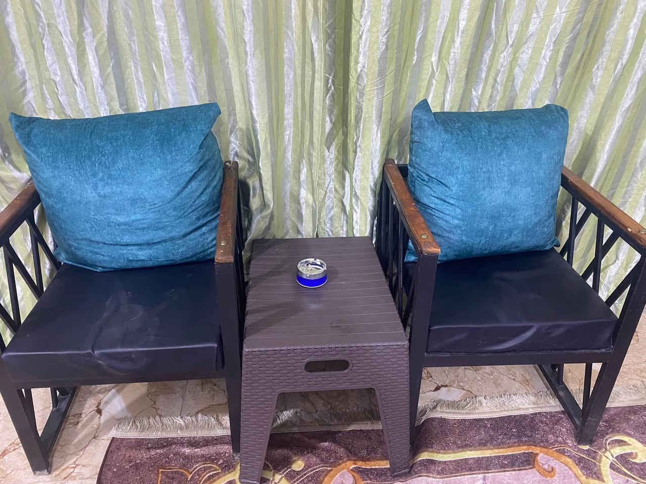 كراسي عصرياً وحديثه ترهم الجميع إلاماكن مثل الكوفيات والمطاعم وغيرها الي يحب يستفسر علئ هذا الرقم ‏***********
