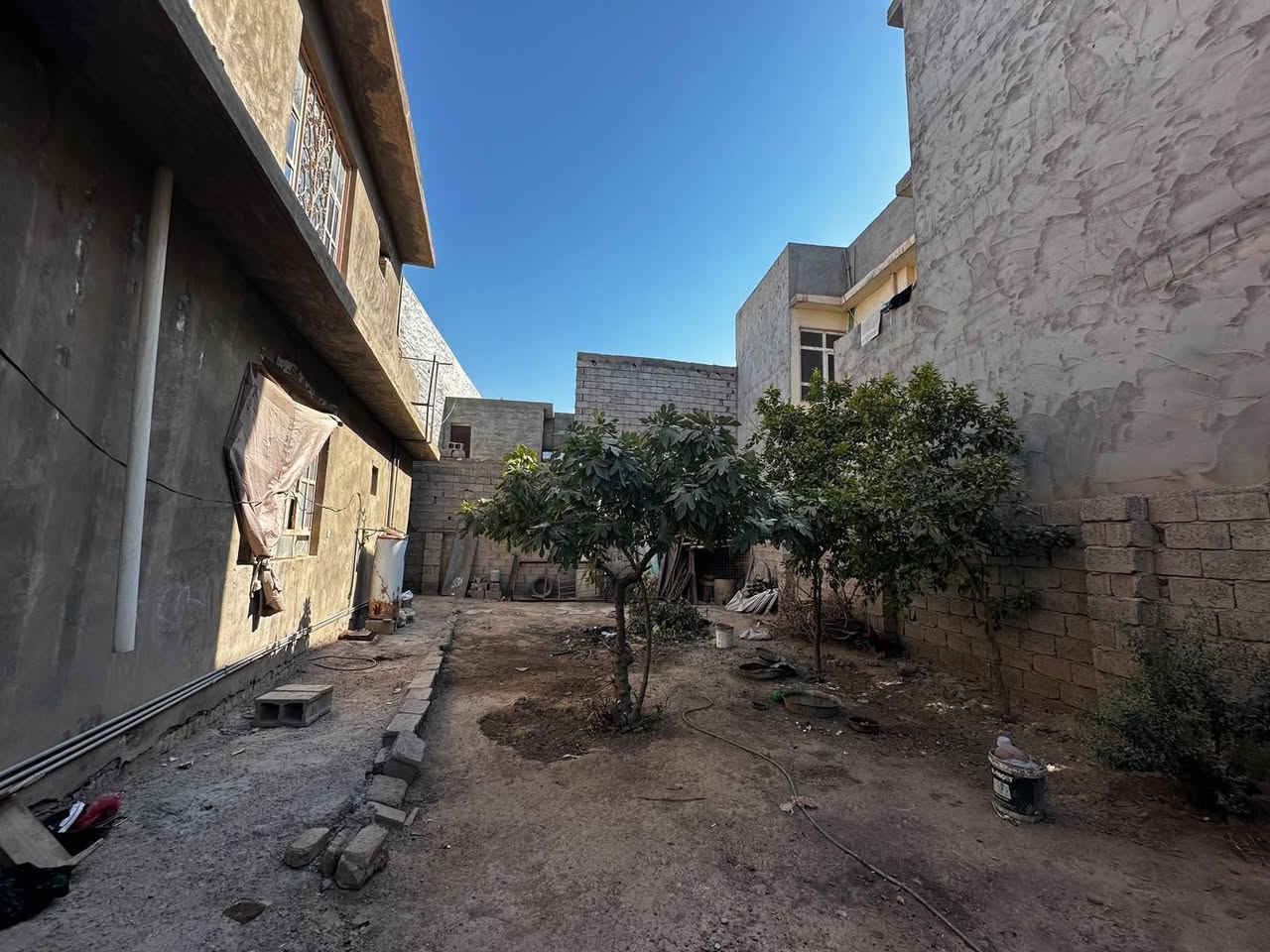السلام عليكم
دار للبيع ملك طابو زراعي سند 25مكون من طابقين الطابق الأول غرفتين نوم وصاله ومطبخ واستقبال وحمامات 
طابق الثاني أيضا غرفتين نوم وحمامات وصاله مساحة الدار 360البناء 250وحديقه 120
موقع ..جرف الملح قرب جامع الفتاح 
للاستفسار على هذا الرقم ***********
