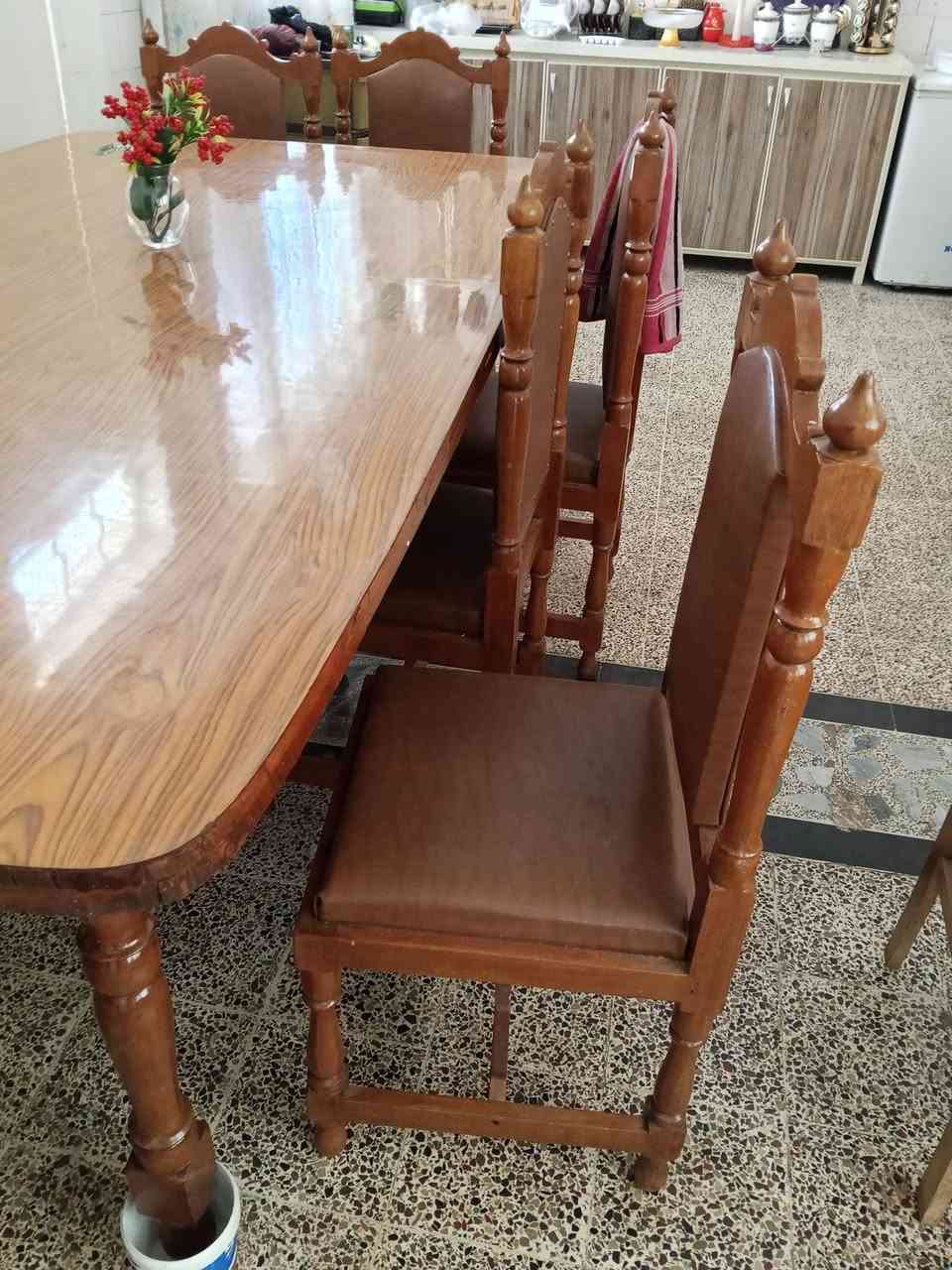 السلام عليكم متاح ميز جدا جدا نظيف مع ست كراسي جدا نظافة الغلاف جلد ومعاهم خمس كراسي مو مال ميز بس الشراي ياخذهم مع الميز يعني يصير مع الميز 11 كرسي الميز طول مترين وربع تقريبا والعرض متر و ثمانين تقريبا يعني مالعائلة شي مرتب خشب حيل حيل ثقيل السعر 400 للاستفسار ***********
