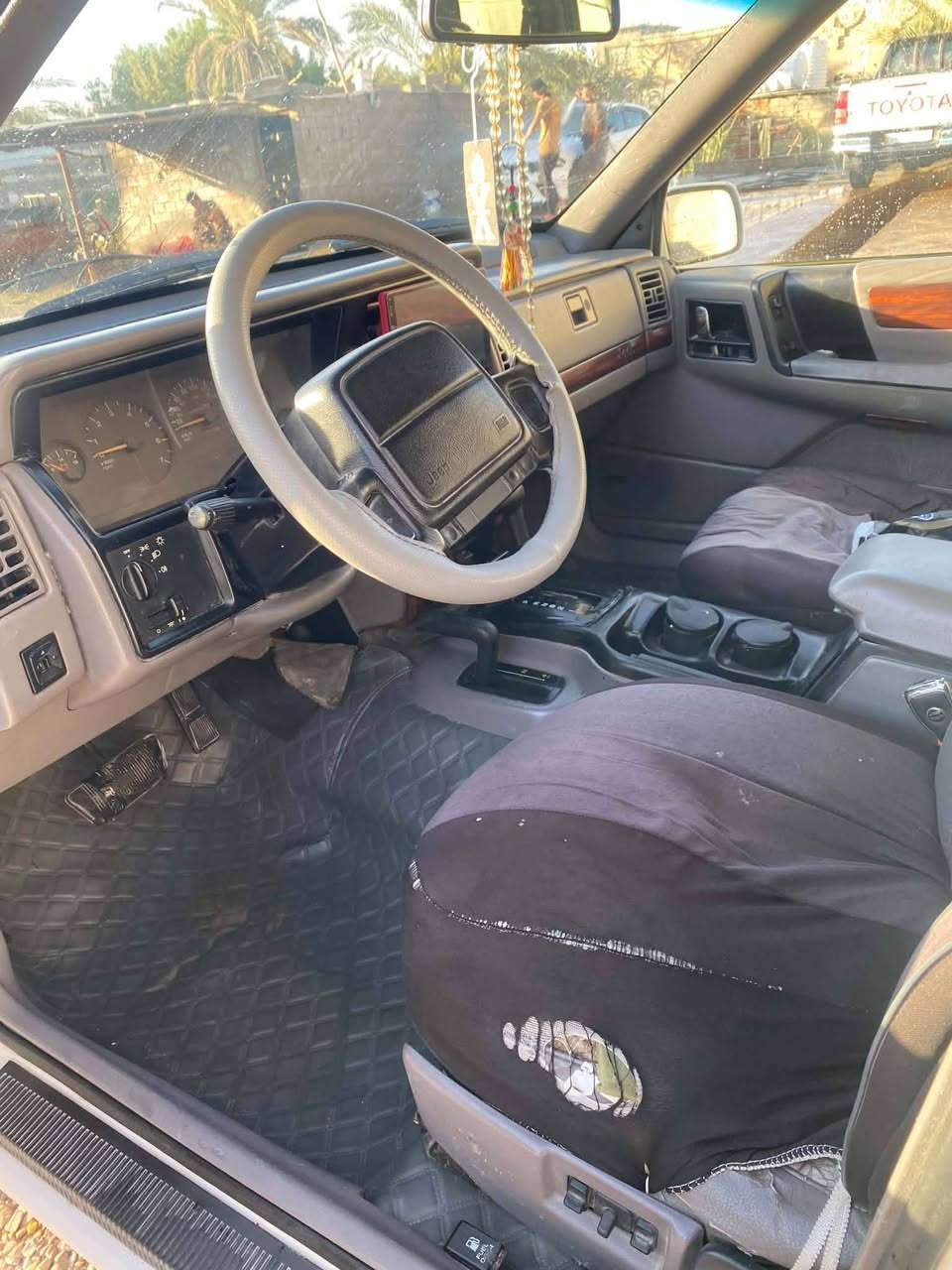 جيب شيروكي موديل 95
سيارة نظيفة وحلوة 
سعرها 40 
گشرها كلش نظيف وحلو
طخم تاير وحدادية توني مسويها 
محرك وگير بلادي وكهرائيات شغالة
مكاني بصرة/ بني مصور 
هاتف واتساب ***********
السيارة بسمي سنويتها لل ٢٩
وكالة او تحويل
