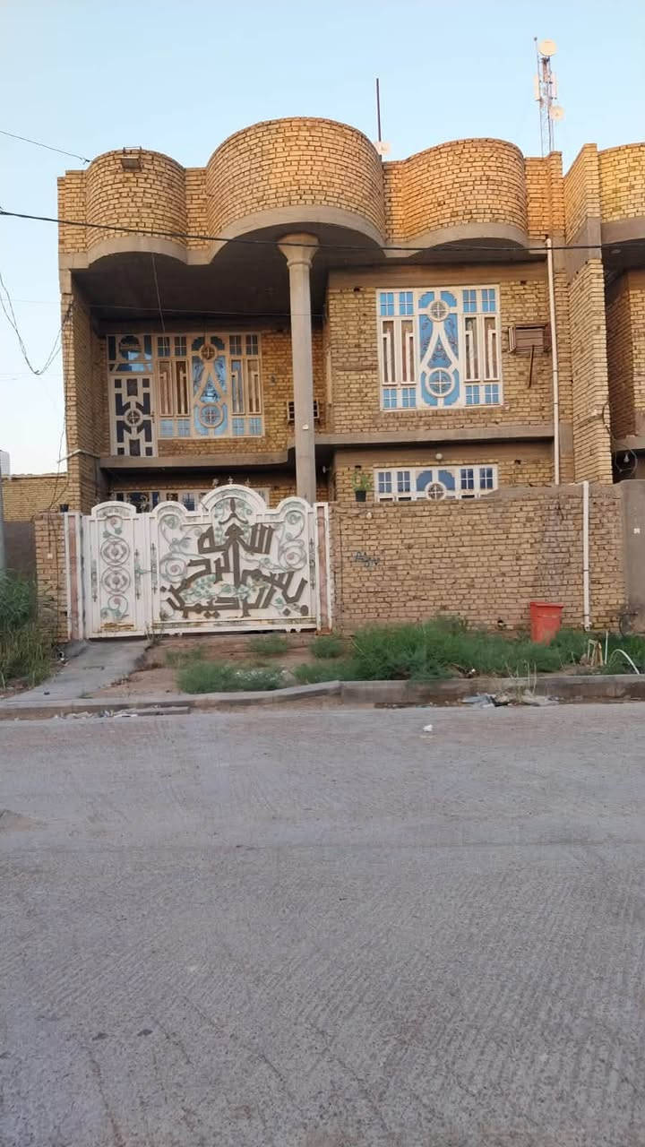 السلام عليكم
دار للبيع 200م موقع مميز
الموقع شارع الكفاح شارع 20 المربع الذهبي قرب المدرسه الصينيه مقابيله شارع12 
مواصفات : طابقين وبيتونه
 ط1 / غرفتين وهول واستقبال ومطبخ ومجاميع صحيه داخليه وخارجيه وكراج
ط2 / 4غرف نوم وهول ومجموعه صحيه 
بيتونه مع سطح شتايكر ستاره دبل طابوكه 
البيت الاساس صب مسلح مترين سيراميك الارضيه اسباني  والسيراميك الجداري مرمر
للسعر والاستفسار الاتصال على الرقم 
‭***********
