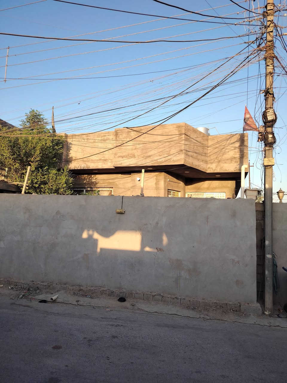 السلام عليكم
بيت للبيع طابو ملك صرف 
مساحه 230 ركن 
مي خطين كهرباء خطين 
الاستفسار 
رقم الهاتف ***********
