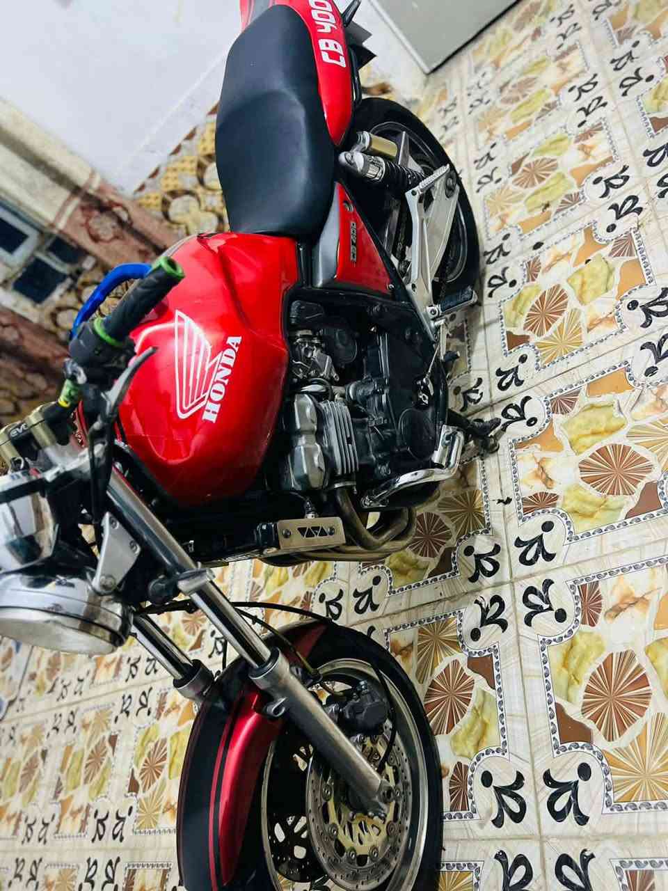 السلام عليكم سيبي 400 جيل اول مكينه خير من الله ناعمه ونضيفه شغاله بكل وكت كهربائيات كلهه شغاله ما ناقصهه برقي اوراق كامله السعر مليون و 500 وبيهه مجال قليل مكاني ناصريه رقم ***********
