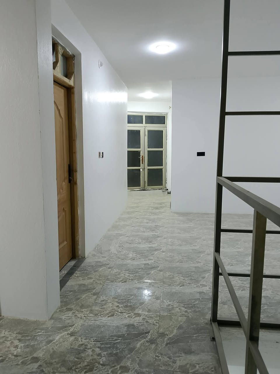 السلام عليكم بيت بناء حديث طابقين الطابق الارضي غرفتين وهول ومطبخ واستقبال ومجمع صحيات اما الطابق الثاني يحتوي غرفتين وصاله وصحيات العنوان حله طهمازيه فرع المدرسه خدمات متوفره مساحته 200 الاستفسار الواصل ع الرقم ***********
