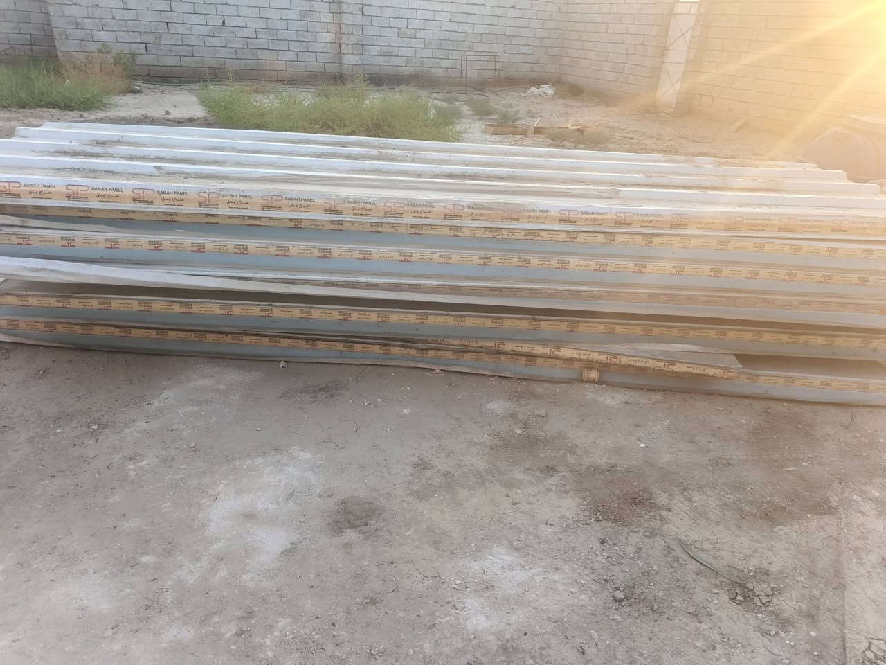 سندويج للبيع الطول 4 متر المكان حي العسكري المتر على 8 نضيف جداً العدد 8 تواصل ***********
