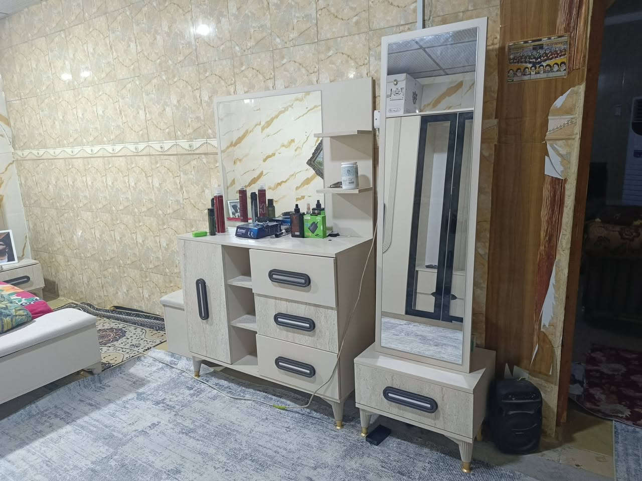 غرفه كامله تركي.بس جيب عريس هيه والمندر طبي والنزله غير مستخدمه جديده ماخذه 100 والغرفه استعمال اقل الشهرين ماخذه ب مليون و 600 
الله شاهد والوصل موجود سعره كامله مليون و100 وبيه مجال 
رقمي *********** فقط واتساب

