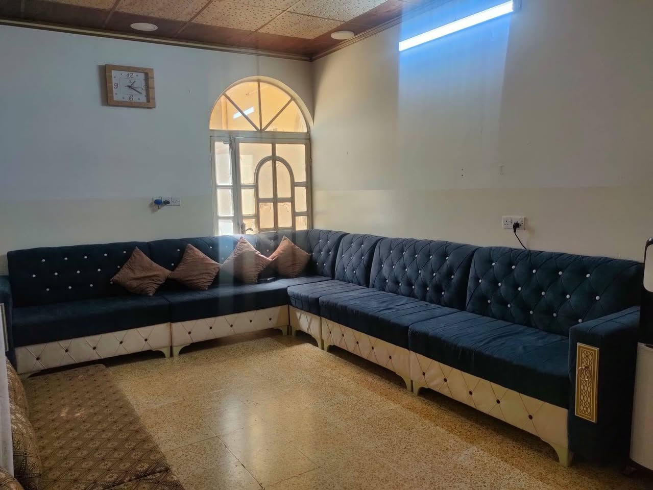 🏡 السلام عليكم ورحمة الله وبركاته
دار للبيع – حي المنصور / نزلة الوادي (خلف المنصور)

🔹 الموقع: ركن وشروق. 🔹 الطابق: طابق واحد. 🔹 نوع العقار: ملك صرف مع سند رسمي. 🔹 المساحة: 168 متر². 🔹 الواجهة: 13.5 متر. 🔹 العمق: 12.5 متر.

مواصفات الدار:

حديقة.

كراجان (داخلي وخارجي).

غرفة استقبال.

مطبخ.

هول داخلي واسع.

عدد غرف النوم: غرفتان (2).

3 مناور.

بيتونة.

📞 للاستفسار والاتصال: ***********
