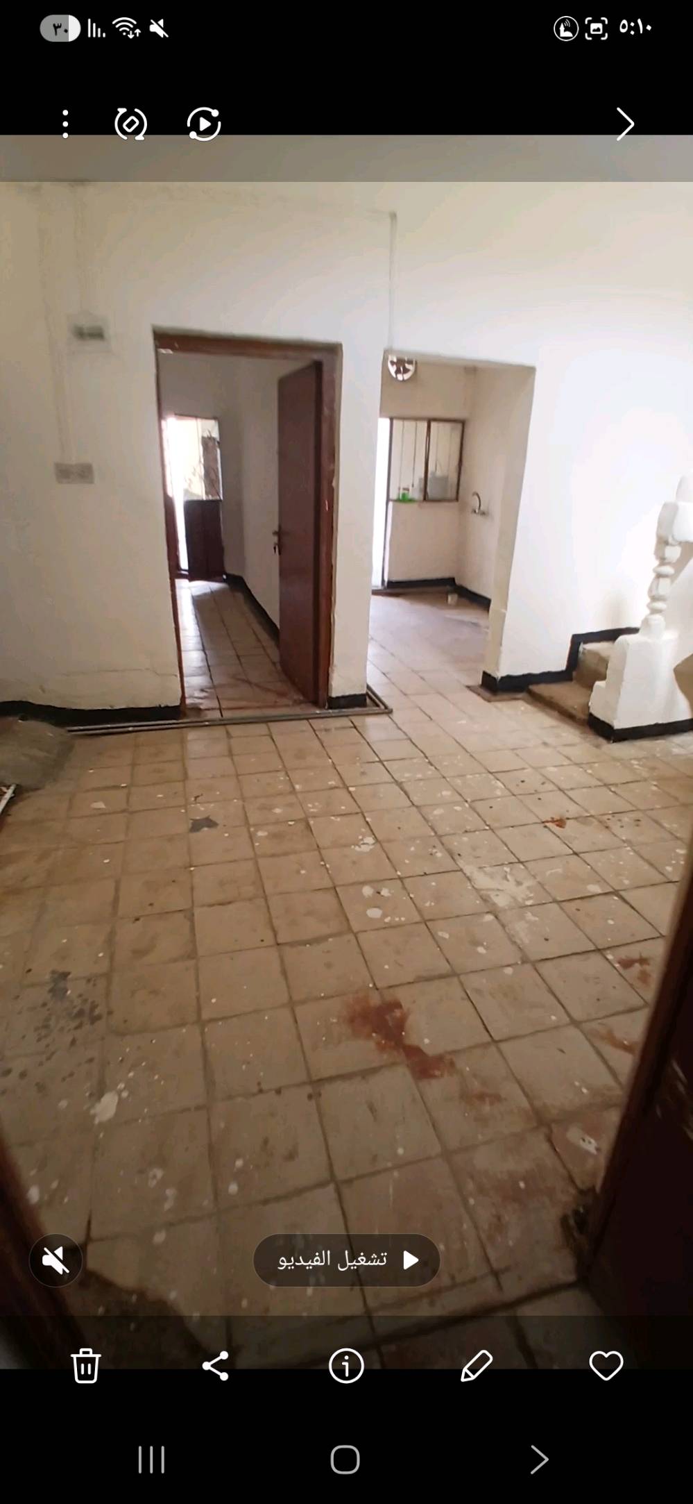 بيت للبيع مساحة 125 متر مربع  واجه البيت 6 وربع والنزال 20يحتوي البيت على استقبال وغرفتين نوم وصالة ومطبخ ويحتوي على تواليت خارجي. وحمام  داخلي وتواليت داخلي. للتواصل واتساب  ***********.الموقع ابو غريب الشهداء شارع السكلات مقابل مطعم صهوبي يبعد عن شارع السكلات 50 متر
ممكن تذكرون شكد السعر المطلوب بشكل نهائي؟ وهل بيه مجال للمساومة لو لا؟: 
85000000
شنو وضع الطابو/السند مال البيت: طابو صرف لو شنو، وهل عليه أي ملاحظات قانونية أو معاملات؟: 
طابو صرف
البيت بيه خدمات جاهزة؟ يعني ماي وكهرباء شغالات، وشنو نوع التأسيس/التشطيبات الداخلية تقريباً؟: 
جاهز 
إذا يهم المشتري، شكد عدد الطوابق وهل البيت أرضي لو بيه طبقة ثانية/قابل للتوسعة؟: 
طابق واحد