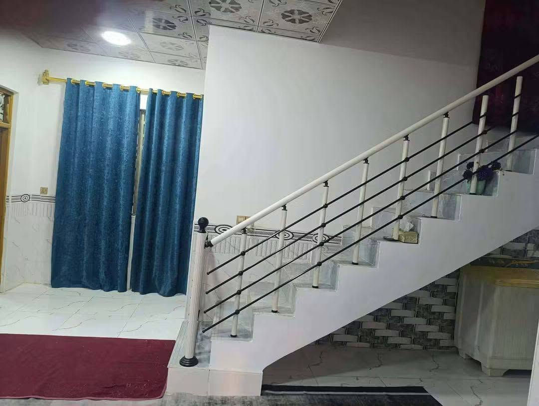 سلام عليكم دار 250 م شارع تبليط أساس صب بناء بلوك سقف عكاده يتكون من غرفتين صاله واستقبال ومطبخ صحيات داخليه وخارجية بيت جاهز سيراميك بورسلين حديقه بناء جديد السعر 60 وبي مجال عنوان سايدين مطار شارع علكم قرب شارع حاتم الخير للاستفسار زورو مكتب الغريري ركن شارع حاتم الخير 
الرقم ***********سيد احمد
