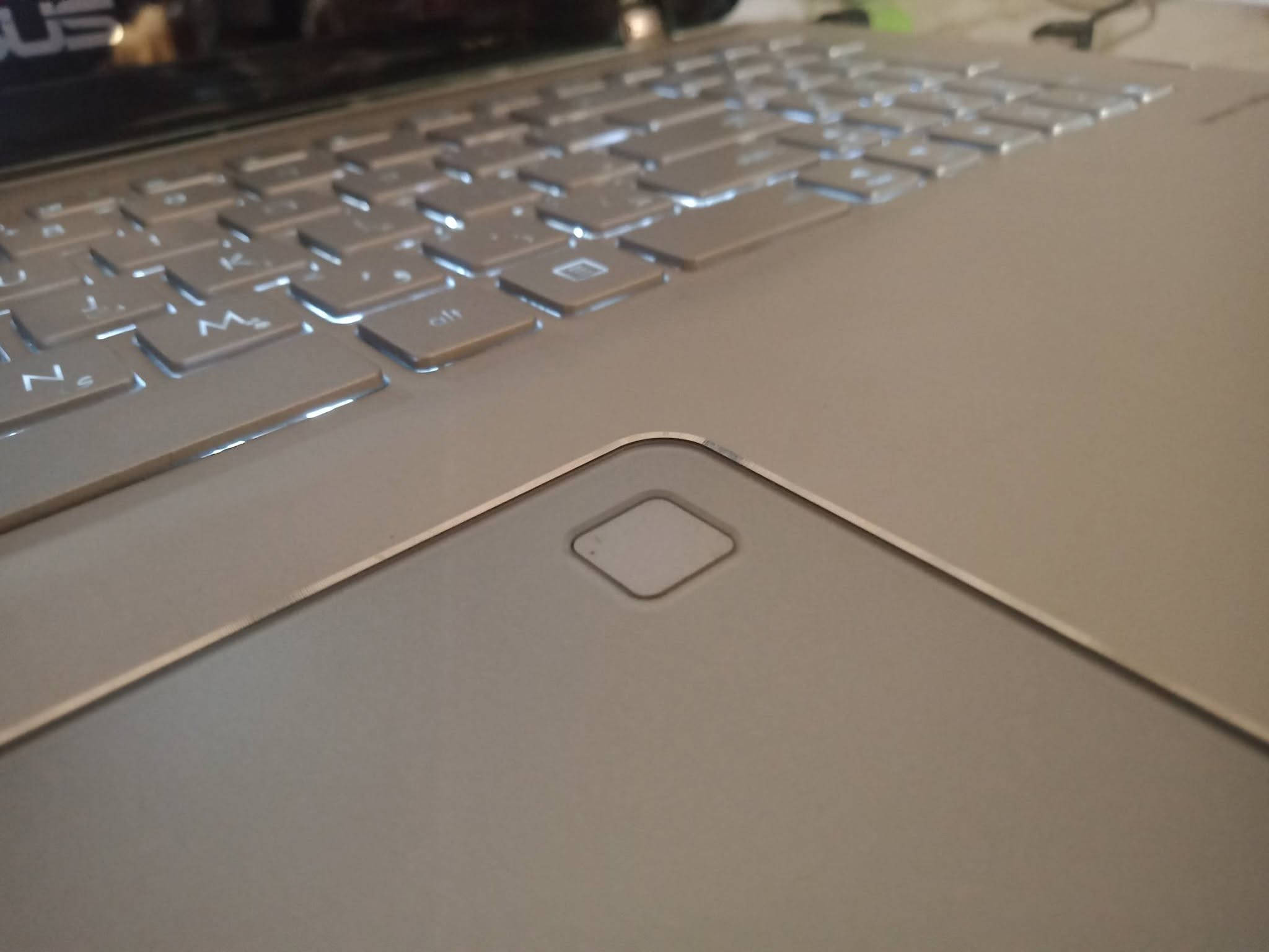 لابتوب مكتبي asus شاشة لمس نظيفة جدا
- الرام 8G 
- الهارد 256 ssd 
- المعالج intel core i5 7th Gen 
- كرت الشاشة  intel  hd graphics 620 
- شاشة لمس 
- بصمة للدخول 
- كفر المنيوم بارد جدا 
- شاشة كبيرة 
- دقة عالية 
- استخدام مكتبي وتصفح
- تدعم البلوتوث
- منفذ للسماعات السلكية
- كاميرا امامية 
- اضاءة مع الكيبورد 

تجربها وتفحصها اسبوعين واذا ماتعجبك ترجعها ومتوفر توصيل داخل بغداد

- مع العلم مكان صغير بالواير مال الشاحنة بالغلاف مشلوع مثل ما موضح بالصور 
- نظام التشغيل الي استخدمه لينكس بحكم عملي اذا تريد اغيرلك النظام ماعندي مانع او اذا تحب انته تاخذها وتغير وتنزل ويندوز 10 لانه ماتدعم ال 11

السعر : 250 الف وبيها مجال قليل
