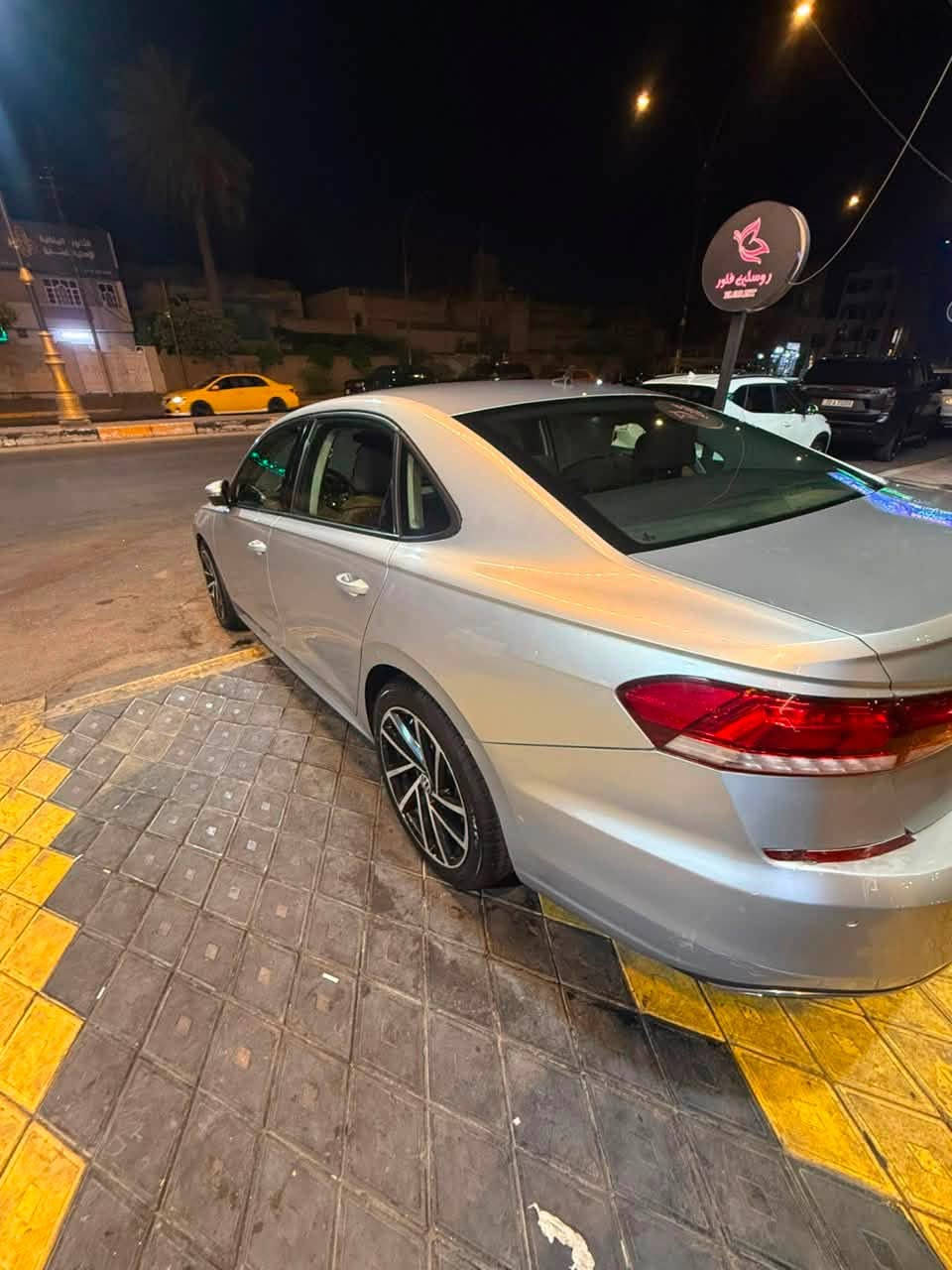 باسات قطرية للبيع 
ماشية 282 الف كيلو
مصبوغ حزام بيها معجون اقل من شبر فقط بالجاملغ الايسر الخلفي وبالدوسة مال باب السكن 
المحرك ادامة كاملة تبريد ثلج كير جديد مال حاوية تخم تايرات السيارة كله محسن اديرلها 
السعر ١٤٢ مجال بسيط
مكانها بغداد
***********

