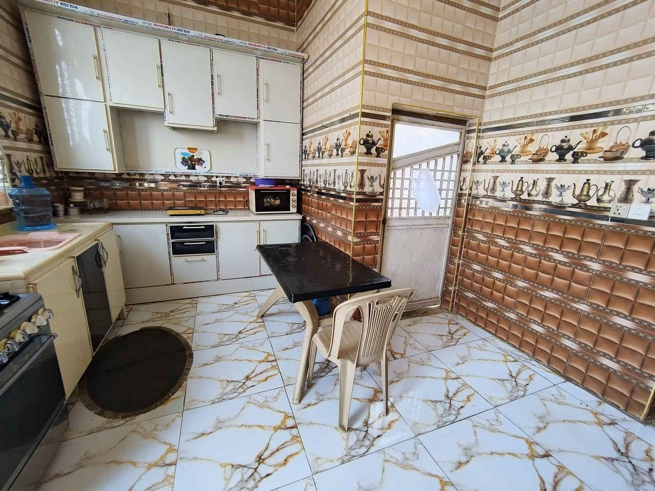 السلام عليكم بيت للبيع المساحه ١٥٠ متر مربع الواجهه ۱۰م و نزال ١٥م يحتوي الطابق الاول
على غرف نوم عدد ۲ واستقبال وصاله ومطبخ + صحيات الطابق الثاني يحتوي على غرف نوم ۲ وحمام فقط الاستفسار على رقم  ***********
مكان البيت حي الكوفه خلف معارض السيارات بيت زراعي مشمول بل تطويب
