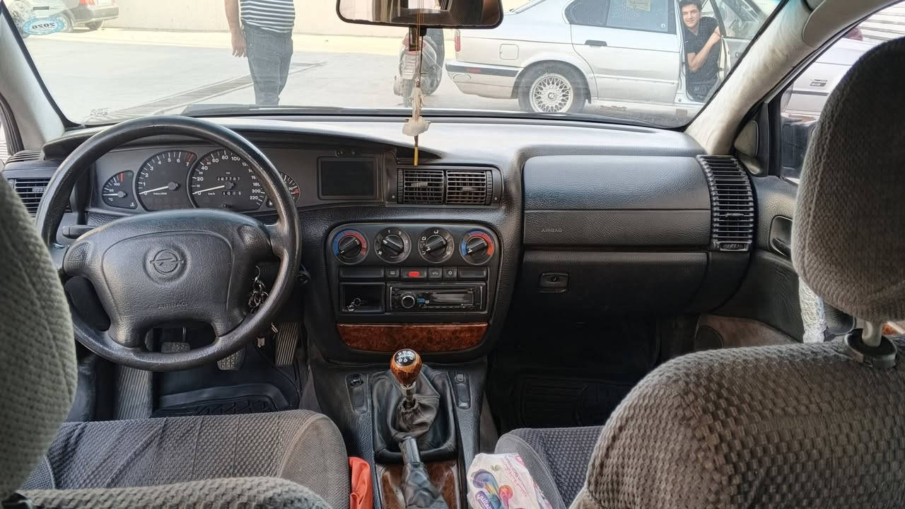 تحيه طيبه
سيارة اوبل ( بزون ) موديل 1995 اللون ابيض

الشرعي اني السياره  شرط التحويل السياره خير من الله (( محرك // كير عادي // اكسل //
طخم امامي+ خلفي // ABS// اطارات// البطارية // التبريد ثلج // الكهربائيات كلها شغاله)) 
السياره مكفولة من دعاميه إلى دعاميه كلها شغاله 
ربع ما تصرف عليها كامله مكمله مالت بيت وعلى ايدي 
 السعر ( 53 ) وبيها مجال قابل للتفاوض للبيع فقط نقدا نقدا

***********
***********
