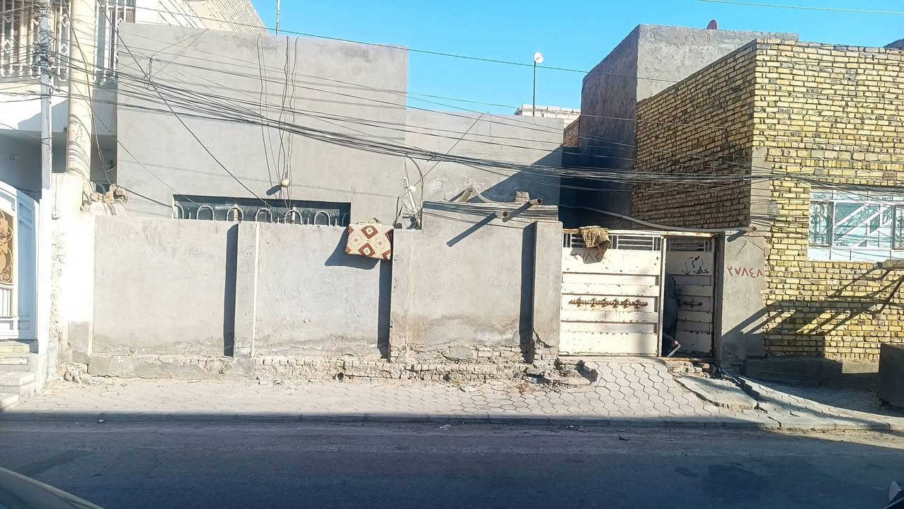 السلام عليكم 
بيت للبيع المساحة 200 متر حي الوفاء منطقة ال37 شارع 12 متر 
يحتوي على ثلاث غرف واستقبال وصالة تخاريج داخلية وخارجية 
مع وجود غرفة في الطابق الثاني 
السعر  225 مليون 
للاستفسار الاتصال على الرقم ***********
