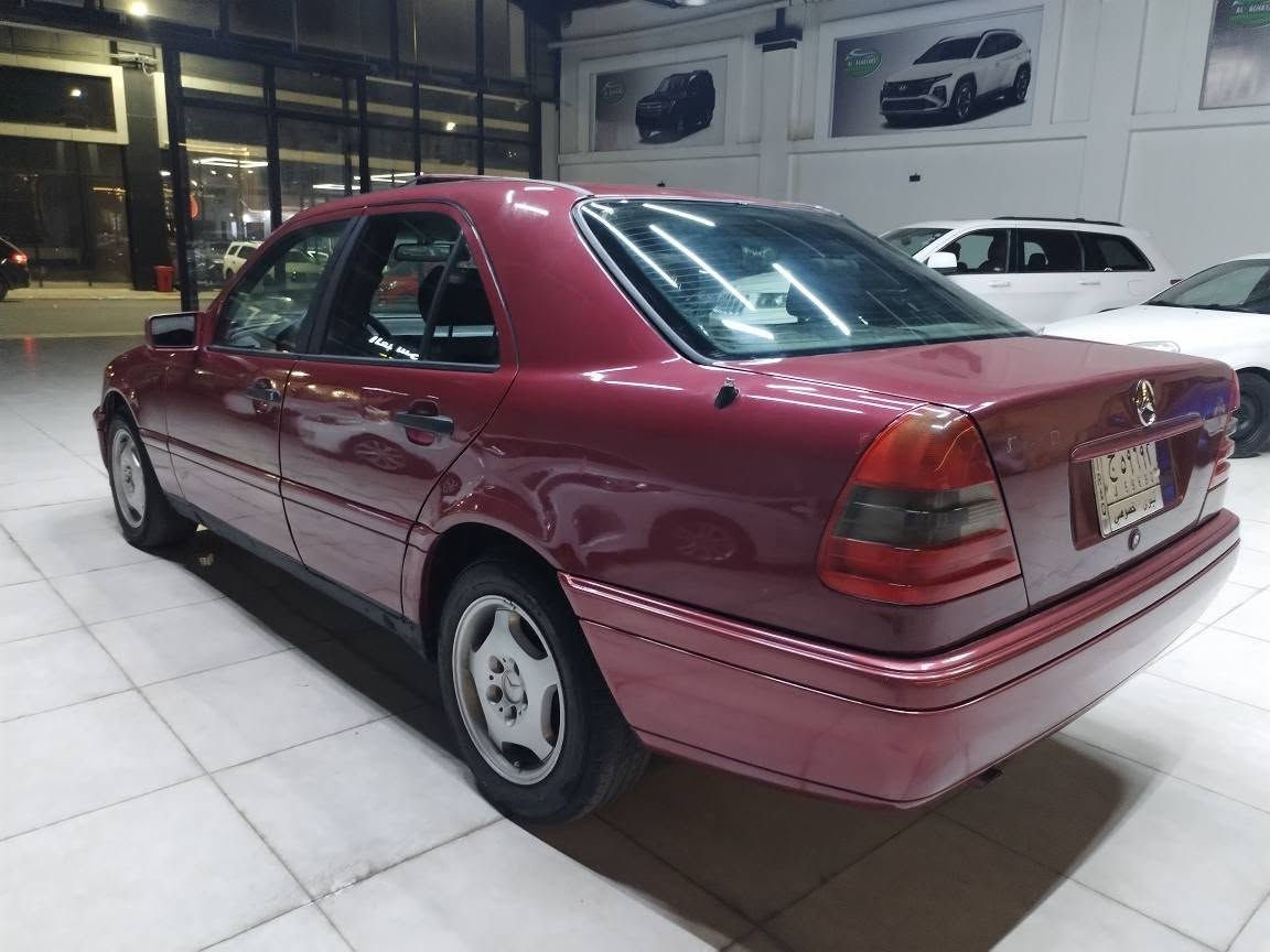 السلام عليكم
من رخصت الادمن
السعر 55 وبيها مجال
مرسيدس 230
فول موصفات 
محرك 4
صبغ عام جماليه
محرك بديت صرف
كير شرط
تبريد ثلج
اسلايت
شرط التحويل

وترهم مروس......... 

مكان السياره موصل
مدينة المعارض الجديدة شارع الوسطي معرض الآغا للسيارت 
للاستفسار
*********** موصل, نينوى
