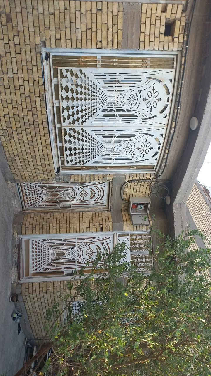 بيت رقم بلدية 
دور الشرطة ٧٤
مساحة ٢٠٠
طابق واحد 
ثاني بيت عن الركن
 ٤ شوارع
السعر 122 مليون 
***********

