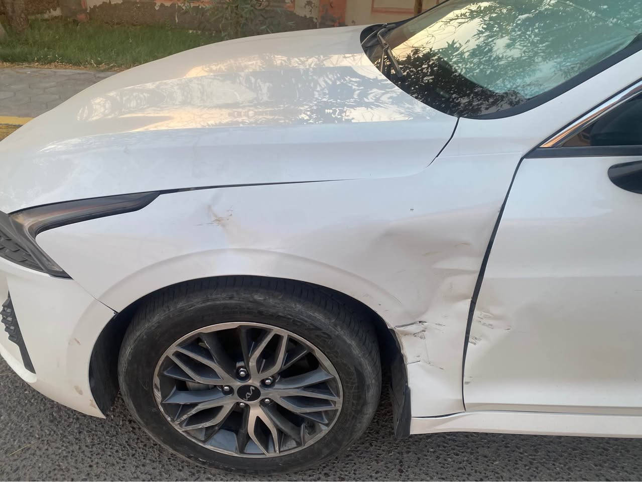 K5 موديل 23
خليجي محرك دوش 2000
فول مواصفات 

بيها بارد بالمدكر الايمن
وصار بيها حادث عندي بالمدكر الايسر جهة السايق
وشوي من الباب حادثها بسيط وموجود صور 
بس انصبغ مكان الحادث 
السعر 190
*********** البصرة, العراق
