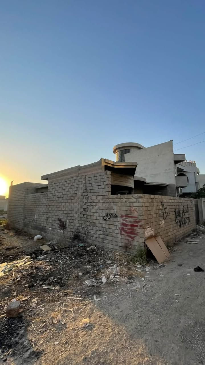 هيكل للبيع الموقع موصل حاوي الكنيسة خلف الملعب  المساحة 200م للتفاصيل اكثر التواصل على الرقم ***********

