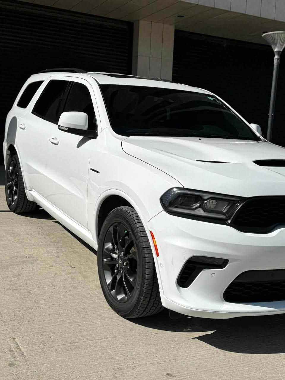 للبيع: دودج دورانكو RT 2022
‏Hemi Orange
النظافة تحجي قبل كل شي 🔥
  
التفاصيل:
 الممشى:  17 الف مايل قابل للزيادة
  ماشية قليل
المحرك:5.7 V8 - عزم وقوة
الدفع: تو وي 2WD مو فور ويل
اللون: ابيض
الداخل: جلد اسود فخم + سقف اسود
الصوت: نظام Harman Kardon الاصلي
الحادث:جانب خلفي يسار كما موضح بالصور+ الشاصي مكفول 100% - بدون دواخل - بدون ايرباك 
گير + محرك وضع شركة 
الوارد: كندي 
بصمة تشغيل عدد 2
رقم اربيل بأسمي 
السيارة بحالة ممتازة جدآ 

المواصفات:
شاشة كبيرة تدعم نظام CarPlay
كاميرا خلفية
 حساسات امامي - خلفي
 تشغيل عن بعد
 المقاعد الاماميةتدفئة+ تبريد
المقاعد الخلفية تدفئة فقط
 فتحة سقف
دخول ذكي 
 تبريد مركزي
 ستيرن تدفئة - كهرباء
رادار امامي - تحديد مسار
نظام النقطة العمياء
لد نهاري - امامي
نظام ECO - SPORT
شحن وايرلس
مقاعد الصف الوسط منفصل
السعر:338$ وبيها مجال بسيط
للاستفسار :***********
المكان: بغداد - الدورة
