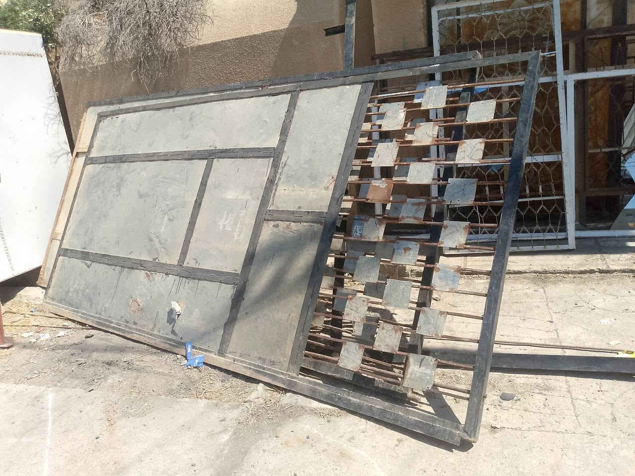 باب حوش قياسي 4*4 عنوان طريق مستشفى العام قرب جيش شعبي اي استفسار ***********
