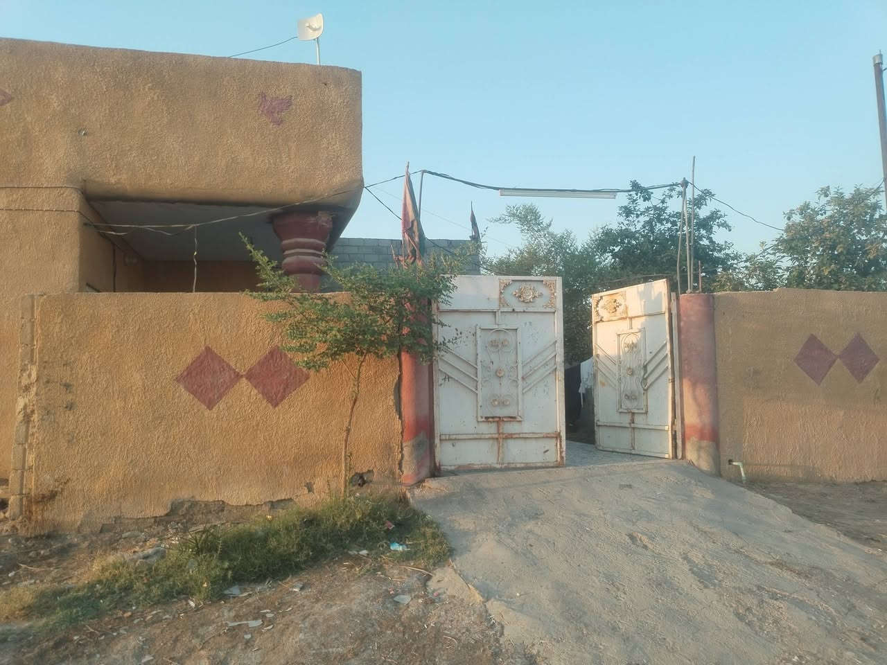 🏠 دار للبيع – جاهز للسكن

📐 مساحة الأرض: 120 م²  
🏗️ مساحة البناء: 90 م²  
 جنس العقار إصلاح زراعي يوجد فيه معاملة تمليك 
🔹 مواصفات البناء:  
• بناء بلوك  
• الطابق الأول: سقف كونكريت مسلح  
• الطابق الثاني: طابوق وسقف سندويج  

🛏️ الطابق الأول:  
• غرفة  
• صالة  
• مطبخ  
• استقبال  

🛏️ الطابق الثاني:  
• غرفة  
• صالة  

✅ البيت جاهز للسكن  
📍 الموقع:  بابل قضاء المحاويل /ملحق حي العسكري  

📞 للاستفسار والحجز والتفاصيل: 
اتصال على الأرقام
علي ابو أسد
***********
أمير فخري
*********** 
**مكتب عقارات الأسد 🦁🏠
