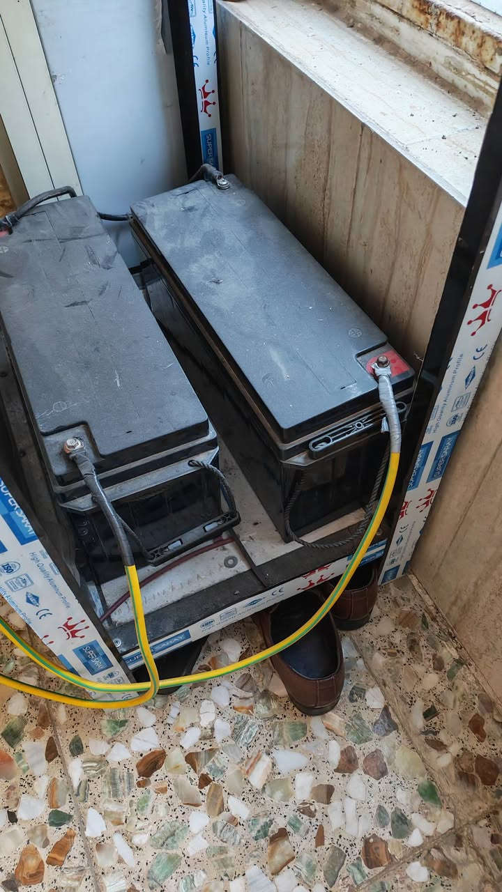 انفيرتر 4.2kw 24v مع بطاريات عدد (٢) جل ١٢فولت ١٥٠ أمبير البطاريات نص عمر يشغلن ٣ أمبير لمدة ساعة ونص الى ساعتين.. السعر ٦٥٠ الف دينار وللاستفسار اكثر الاتصال على الرقم ***********
