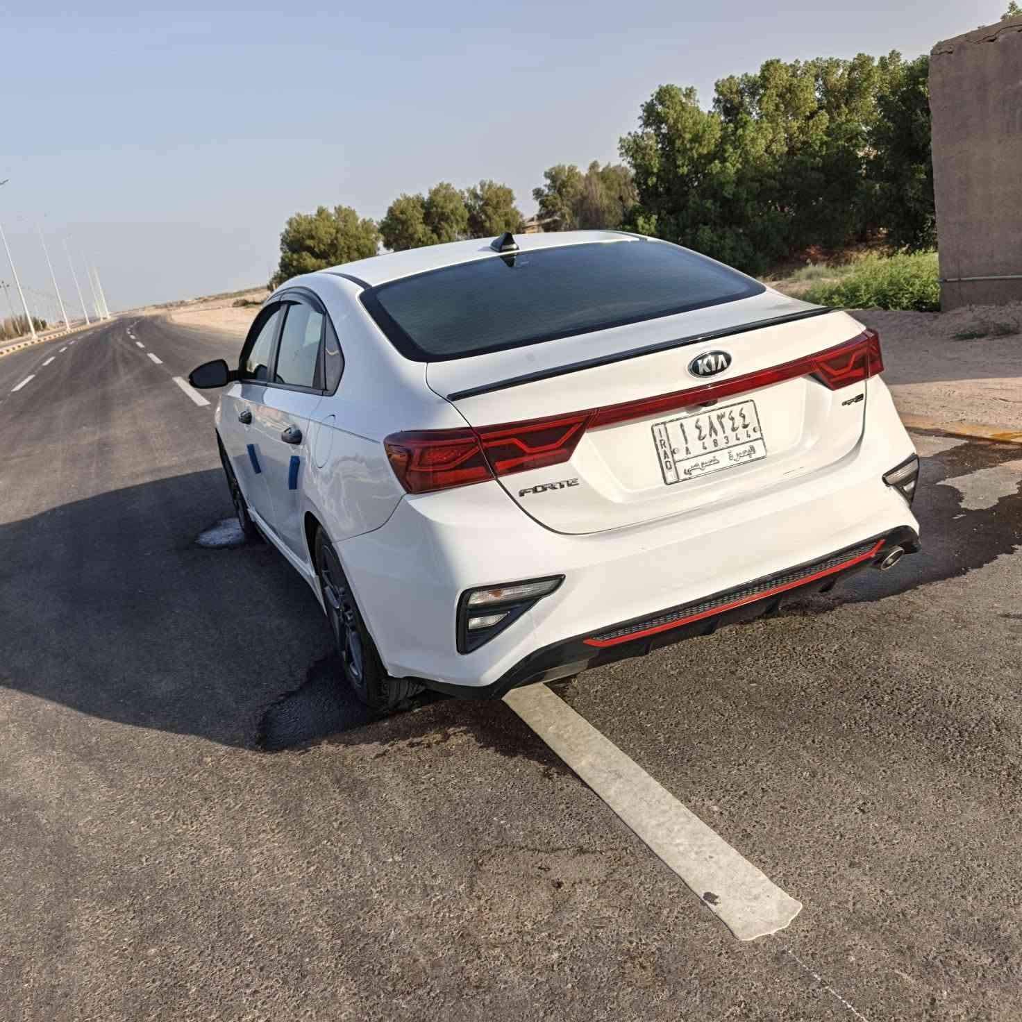 🚗 كيا فورتي GT Line موديل 2020 للبيع – فول مواصفات وارد أمريكي 🚗
معلومات السيارة العامة:
• النوع: كيا فورتي (Kia Forte)
• الفئة: GT Line (الرياضية العصرية)
• الموديل: 2020
• المصدر: وارد أمريكي
• الممشى (المسافة المقطوعة): 90 ألف
​المحرك والأداء:
• المحرك: 2.0L دوش (DOHC) 4 سلندر – اقتصادية جداً بالبنزين مع عزم وقوة ممتازة.
• الكير: أوتوماتيك (AT) ناعم وسلس بالتعشيق.
​المواصفات والكماليات (فول مواصفات GT Line):
• أنظمة التشغيل: بصمة تشغيل محرك + بصمة أبواب (دخول ذكي).
• الفتحة: فتحة سقف كهربائية.
• أنظمة الأمان والسلامة: نظام تحديد المسار والتنبيه عند الخروج عن المسار + رادارات السلامة الأمريكية.
• التحكم والشاشة: شاشة لمس حديثة مع كاميرا دوارة بدقة عالية، وتحكم كامل من الاستيرن (تثبيت سرعة، اتصال، صوت، شاشة).
• التصميم: لمسات GT Line الخارجية والداخلية الرياضية الخاصة، مع ويل كب رياضي وإضاءات حديثة.
• التكييف: تبريد وتدفئة ممتازة جاهزة للقيادة فوراً.
​حالة السيارة:
• الميكانيك والكير والمحرك: بشرط الفحص، جاهزة من كل شيء ولا تحتاج أي مصاريف.
• تفاصيل الضرر: السيارة داخلها نسبة أمطار فقط وليست غرق، ونظيفة جداً.
​📍 للتواصل والاستفسار (للجادين بالشراء فقط):
📞 رقم الهاتف: ***********
