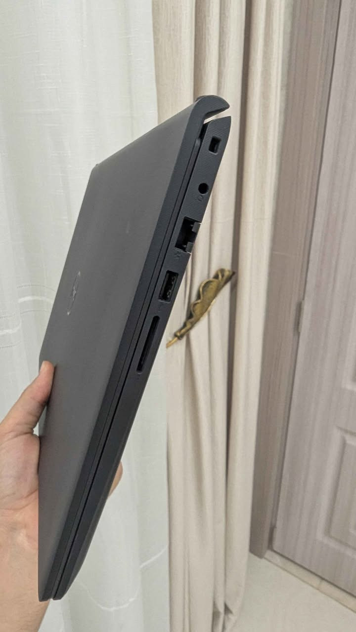 السلام عليكم،
معروض للبيع لابتوب Dell Vostro 15 3530 بحالة الوكالة (Open Box / شبه جديد زيرو)، الجهاز غير مستهلك ومفحوص بالكامل عتاداً وبطارية.

المواصفات الفنية:
• المعالج: Intel Core i5-1334U (الجيل 13 الحديث - 10 أنوية و 12 مساراً) أداء قوي جداً وسريع.
• الذاكرة (RAM): 8GB DDR4 (مع منفذ إضافي شاغر للترقية بسهولة إلى 16GB أو 32GB).
• التخزين: 512GB NVMe SSD فائق السرعة من شركة Western Digital.
• الشاشة: 15.6 بوصة بدقة Full HD وتدعم تردد 120Hz لسلاسة ممتازة في التصفح والعمل.
• المنافذ: منفذ شبكة LAN (RJ-45) + منفذ Type-C + منفذ HDMI + منافذ USB + قارئ كروت SD.

نتائج الفحص الفني (جاهز لأي فحص من قبل المشتري):
• صحة البطارية: 100% بكامل سعتها المصنعية (مسجلة 3 دورات شحن فقط).
• صحة الهارد: 100% سليم وخالٍ من أي باد سيكتور (نسبة التآكل 0% Wear).
• النظافة: الجهاز بحالة الجديد تماماً وخالٍ من الخدوش أو العيوب.

الملحقات:
• لا يوجد ( بدون كارتون، بدون شاحن)

السعر: [500,000 دينار عراقي] (قابل لتفاوض بسيط للجادين).
المكان: بغداد - الدورة.
حق المشتري فحص الجهاز بالكامل 
للتواصل والاستفسار: خاص أو واتساب ***********. بغداد, العراق
