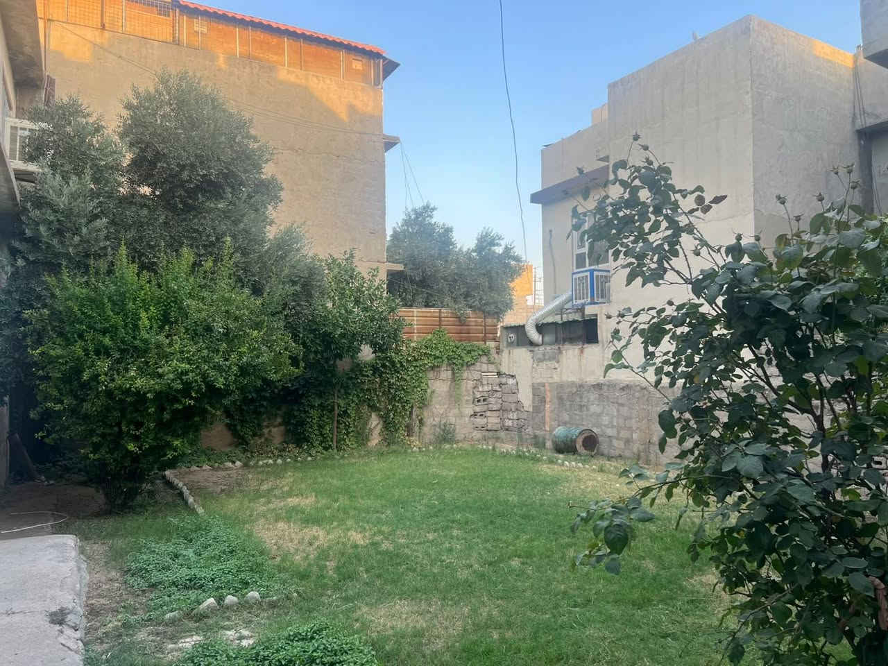 السلام عليكم 
بيت سكني في حي الرفاعي جانب الايمن مساحة البيت 497 واجهة 15ونص قريب على جامع يحيى الطالب وبضهرو شارع العام يتكون البيت من طابقين وسرداب 7غرف وهولين سعر البيت مناسب جدا للتواصل على هذا الرقم وبيه واتساب ***********
