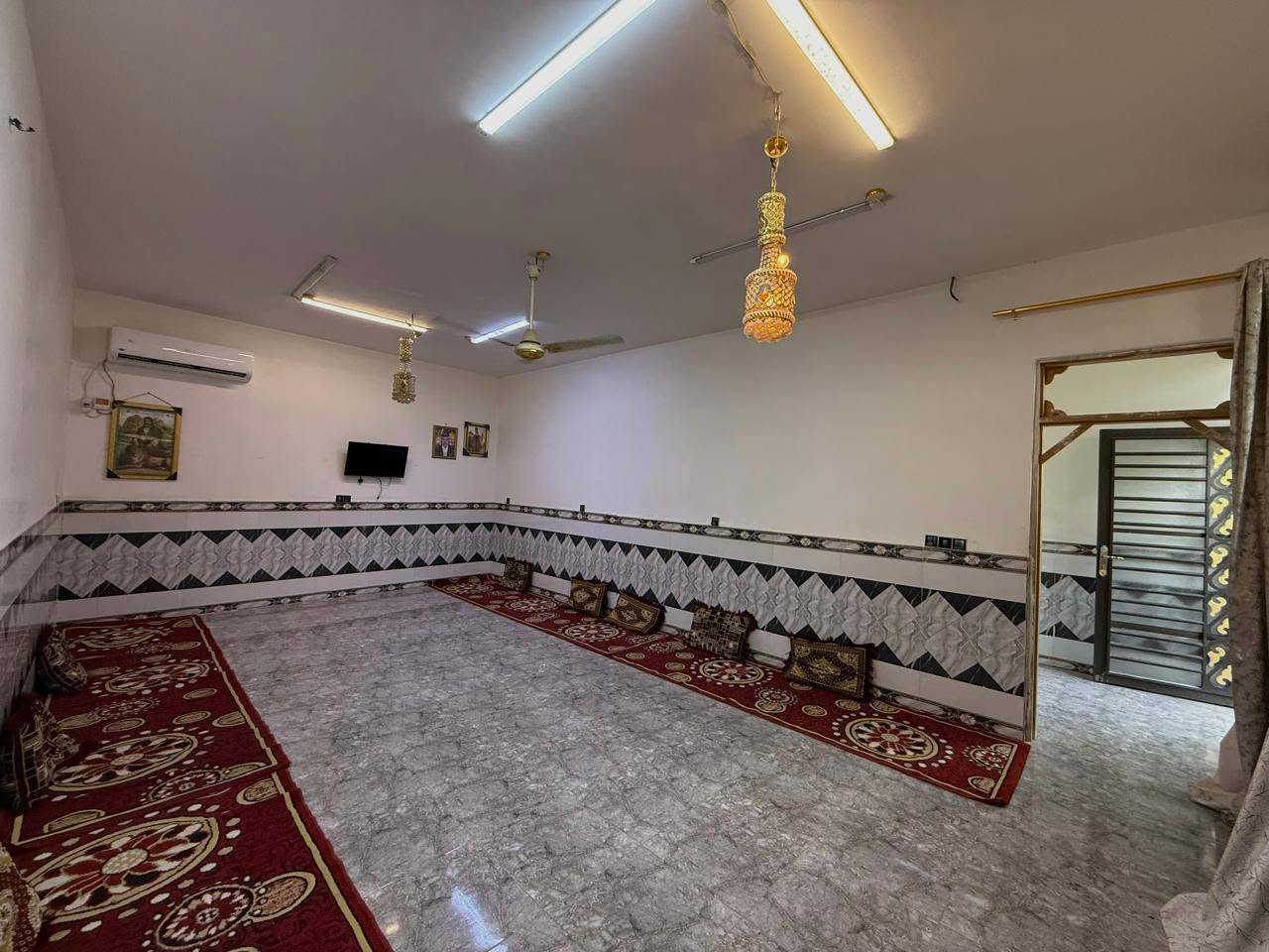 🏡 بيت للبيع – حي ميسان / الزراعي على شارع ٦٠قرب سيطرة الشياب
📍 الموقع: حي ميسان بل الزراعي على شارع 60 الأربع سايدات مجاور محطة غسل  الذبحاوي
📐 المساحة الكلية: 275 م
🏗 مساحة البناء: 215. اساس وسقف صب كونكريت مسلح وبناء بلوك تلعفر شرط الكلاب والبيت صار ٦سنوات مبني لابي فطر ولاتأشير

🌳 حديقة أمامية على الشارع بمساحة 60 م تصلح مشروع محلات
✨ البيت موقعه على  أربع سايدات ويتكون من: ▪️ غرفتين نوم (5×5)
▪️ صالة كبيرة (5×7)
▪️ استقبال واسع (8×5)
▪️ مطبخ (6×5)
▪️ حمام عدد ٢ 
📌مكاشيف عدد ٢
البيت مرتب وموقعه ممتاز وقريب من الخدمات.
📞 للاستفسار  ***********

واتساب.          ***********
