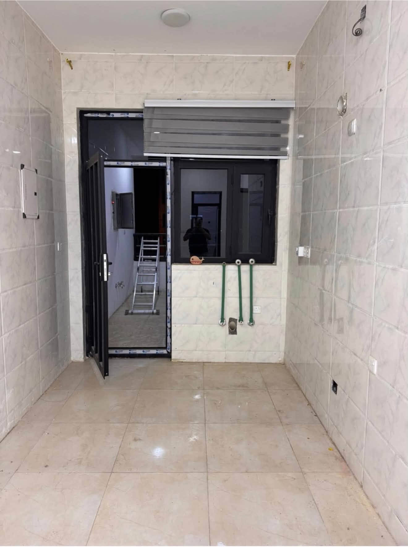 شارع مطار بغداد • غرفتين • ١٠٠م