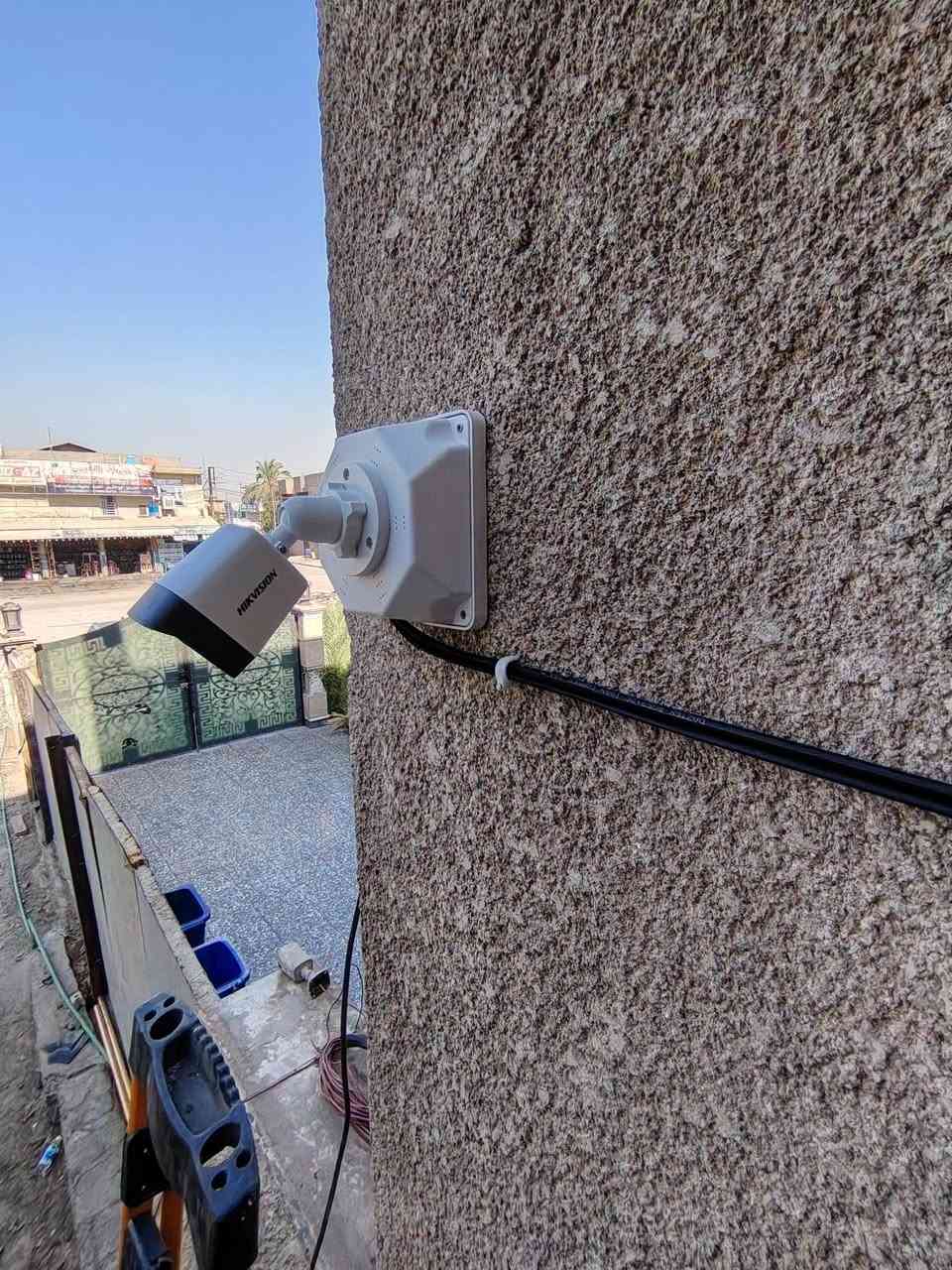 تم بحمد الله تنصيب منظومة كاميرات لشركة هيكفيجن
مكان العمل / الدوره

المنظومة تتكون من :
1- جهاز dvr يشغل 4 كاميرات بدقة 2 ميكا. 
2- عدد 4 كاميرات بدقة 2 ميكا تصوير ليلي نهاري ملون. 
3- عدد 4 بوكس استراحة للكاميرات. 
4- عدد 8 فيش bnc. 
5- عدد 8 فيش dc. 
6- عدد 2 ستاند كاميرا بطول (30-60 cm). 
7- جهاز UPS يشغل 8 كاميرات. 
ملاحظة : تم ربط المنظومة على الإنترنت لمشاهدتها في اي وقت و اي مكان. 
 

-----------------------------

مستعدين لتجهيز وتنصيب جميع كاميرات المراقبة  كافة المواقع( منازل _ محلات _ شركات )  للاستفسار يرجى مراسلة الصفحة
أو الاتصال على الرقم التالي :
***********
***********
قتيبه الشمري 

تابعنا على الانستكرام ( cam_q97 ) 
تابعنا على التيك توك ( cam_q97  ) 

العمل داخل بغداد فقط
