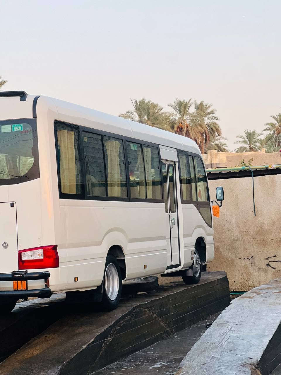 كوستر للبيع موديل ٢٠١٩
بيها بجم وباب سايق مبدلات بلادي ابيض  
كامله السياره قلاب ستاركس دوشمه تخم تاير 
سفريات من الدعاميه للدعاميه فاتح اربع وياله 
بوليش وصبغ وياله  كير مكينه اكسل وضع شركه 
خطها كربلاء بغداد مكان السياره كربلاء سعر ٤١٥ وبيها مجال***********
