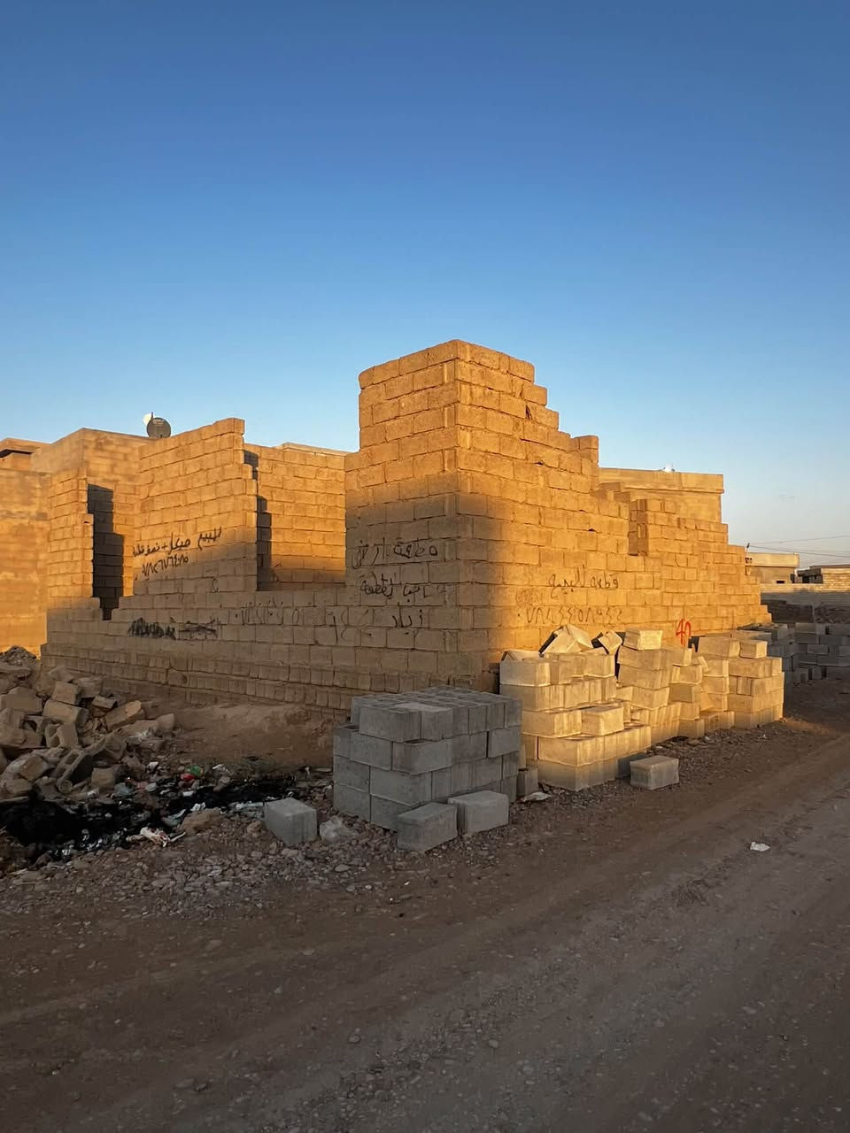 قطعه للبيع 📍
السلام عليكم 

قطعه للبيع مساحه 375 متر ركن واصلها كامل خدمات 
واساله مال مي جديده تحتوي على هيكل ربعه وغرفتين ومطبخ وصحيات 

السعر 32 مليون وبي مجال للشراي 

الموقع خلف الخضر 📍

للأستفسار الاتصال ‭***********‬
