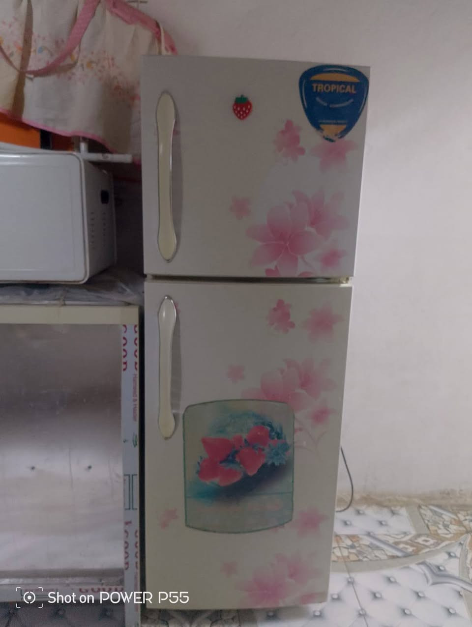 ثلاجة اخت الجديدة شغالة مستعجل على بيعتها السعر 150 وبيها مجال قليل ﻻستفسار ***********

نص مكتوب في الصور:
- Shot on POWER P55