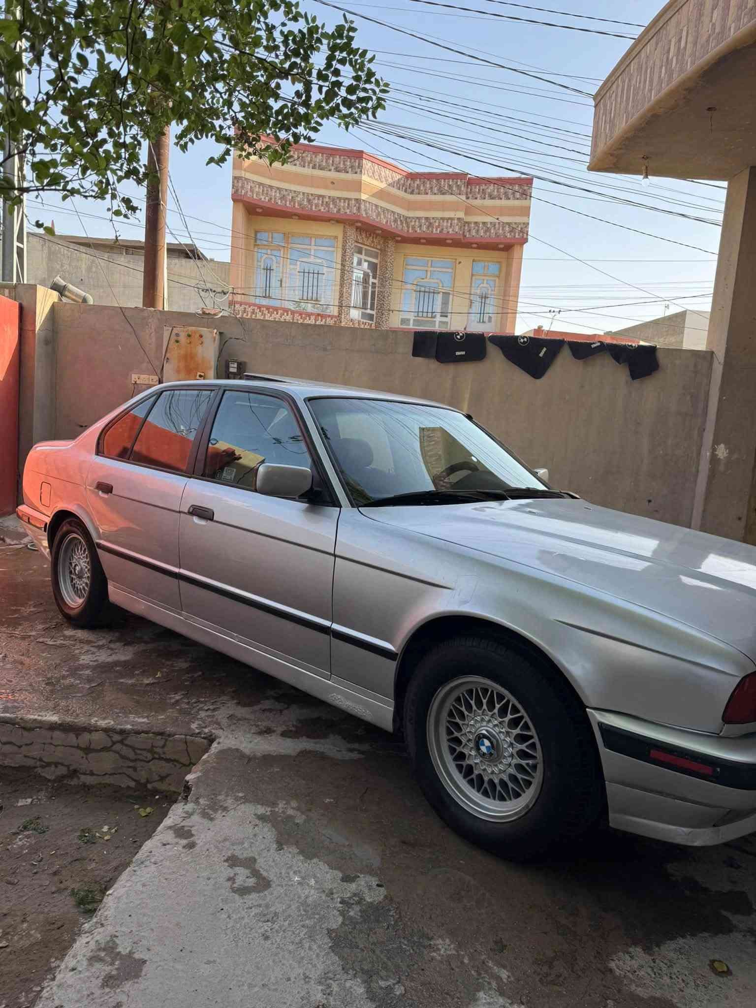 السلام عليكم للبيع بي ام ١٩٩٣ لون سلفر رقم أربيل باسمي مكينه وكير ٥٢٥ مسكر  أربع جام كهرباء تخم تاير باتري جديد تبريد ثلج سلايت كشن جلد يرهم مراوس احدث انطي فرق  
 
مكاني بغداد او فلوجه واتساب ***********
