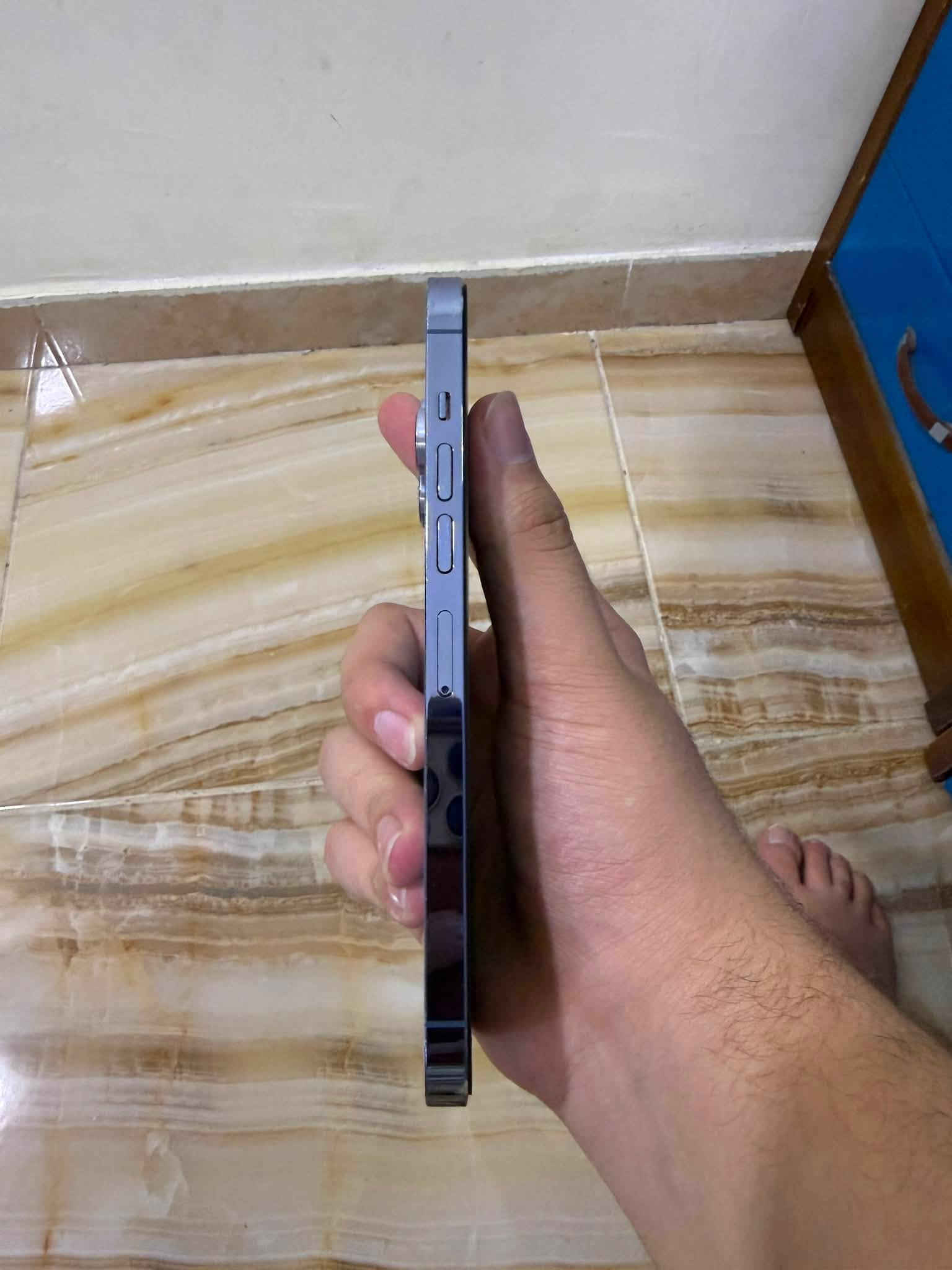 ايفون ١٣ برو ماكس بحري كلشي ممبدل بي ذاكره ٢٥٦ بطاريه ٩١ فقط طخات بسيطه بلشاصي
السعر ٧٠٠ مكاني بعقوبه الجديده شارع الطابو
***********

نص مكتوب في الصور:
- ٦:٣٩
- حالة البطارية والشحن
- كما هو الحال مع البطاريات القابلة لإعادة الشحن، بطارية الهاتف قابلة للاستهلاك وتصبح أقل فاعلية مع الوقت. معرفة المزيد...
- الحد الأقصى للقدرة
- ٪٩١
- هذا قياس لقدرة البطارية مقارنة بقدرتها عندما كانت جديدة. قد تتسبب القدرة المنخفضة بتقليل ساعات الاستخدام بين عملية الشحن والأخرى.
- أقصى قدرة للأداء
- ستساعد الأنظمة المضمنة في النظام والمكونات في تخفيف آثار الأداء التي قد تلاحظها أثناء التقدم الكيميائي في عمر بطارية iPhone.
- شحن البطارية المحسن
- للحد من استنزاف عمر البطارية، يتعلم الـ iPhone من عادات الشحن اليومية، بحيث ينتظر ولا يتجاوز ٨٠٪ حتى يحين موعد حاجتك إلى استخدامه.
- ٥:٣٨
- حول
- الاسم
- iPhone
- إصدار iOS
- 26.7
- اسم الطراز
- iPhone 13 Pro Max
- رقم الطراز
- MLKV3LL/A
- الرقم التسلسلي
- QMPNW6XCMH
- الأغاني
- الفيديوهات
- الصور
- السعة
- ٢٥٦ غ.ب.
- متوفرة
- ٢٣٤,٩٢ غ.ب.
- عنوان Wi-Fi
- C0:2C:5C:78:F4:AB
- Bluetooth
- C0:2C:5C:63:91:83
- البرنامج الثابت للمودم
- 5.51.03