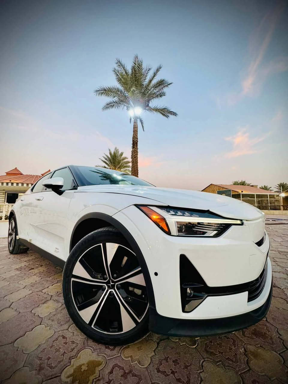 🇸🇪 عندما يلتقي الفن الاسكندنافي بمستقبل القيادة... 🇸🇪
✨ لأصحاب الذوق الرفيع: POLESTAR 2 (VOLVO) موديل 2023 
 شكل 2024 (للبيع أو المراوس)

تجسد هذه السيارة أرقى ما قدمته الهندسة السويدية؛ فهي مبنية على خبرة فولفو (Volvo) في الأمان والمتانة، ومقدمة بلمسة Polestar العصرية التي تعكس البساطة والرقي الاسكندنافي.🇸🇪 

• فئة المدى الطويل  long range 
• بطارية 🔋 كبيرة 78 KW 
تدعم الشحن السريع و المنزلي
 مع الشاحنة الأصلية 
الشحنه الواحدة 550 كيلومتر 
الممشى K 60 قابل للزيادة
🌑اطارات مقاس 19 جديد 
#السعر 18500 $$
رقم بغداد انگليزي بأسمي  شرط التحويل 
(بنيد صبغ فقط+جاملغ بارد)
***********
***********

رقم الشاصي  ( YSMEG3KA4PL156354 )

★ مواصفات كثيرة 
شرح جزء بسيط جداً 
دشبول خرائط 
رادارات 360°
كاميرات 360°
حساسات 360°
لايتات داينمك متحرك PIXEL TECHNOLOGY ليزر 
نظام ترفيهي كامل التطبيقات 

❄️🔥تبريد تدفئة كشنات قطعتين مناخي منفصل ثلج 

🌬️ 📐 التصميم والشكل العام
هيكل فاستباك (Fastback): تصميم يجمع بين أناقة سيارات السيدان والعملية العالية لسيارات الهاتشباك/الكروس أوفر، مما يعطيها وقفة رياضية ومرتفعة قليلاً.
خطوط التصميم: يتميز التصميم بالبساطة والنظافة (Minimalist) والخطوط المنحوتة التي تعكس لغة التصميم التقني للعلامة.
المصدر: تشترك في قاعدة البناء CMA (Compact Modular Architecture) مع طرازات فولفو مثل XC40.
💡 الإضاءة والتوقيع البصري
المصابيح الأمامية (LED Headlights): تتميز بتصميم "مطرقة ثور" الشهير والمستوحى من فولفو، وهي مصابيح LED نشطة (Active LED) مع إضاءة عالية نشطة وتعديل آلي للمستوى. 
الشريط الضوئي الخلفي: شريط ضوئي خلفي كريستالي يمتد بعرض السيارة بالكامل، ويتكون من 288 وحدة LED، مما يعطي توقيعاً ضوئياً فريداً ومميزاً.

II. 💎 الباقات والإضافات الفاخرة المتوفرة

1. 🛡️ حزمة Pilot Pack (تركيز على الأمان والقيادة الذكية)
• نظام Pilot Assist المتقدم: مساعدة في القيادة على الطرق السريعة (توجيه، تسارع، وفرملة).
• كاميرات ومستشعرات 360 درجة: لسهولة الركن والمناورة.
• نظام تنبيه النقطة العمياء (BLIS): مع نظام مساعدة التوجيه.
• نظام تنبيه حركة المرور الخلفية (RCT): مع مساعدة الفرملة.
• مصابيح LED متكيفة Pixel: إضاءة ذكية وقوية دون إزعاج السيارات القادمة. 
متحرك مع عجلة القيادة 

🖥️ التقنيات والمقصورة الداخلية

 Polestar 2 (2023) - أول سيارة في العالم تعمل بنظام Google Automotive OS المتكامل. تكنولوجيا ذكية، قيادة أذكى.
نظام الترفيه: شاشة ترفيه مركزية تعمل باللمس مقاس حوالي 11.15 بوصة أو 11.2 بوصة.
نظام التشغيل: نظام معلومات وترفيه مدعوم من Google (أندرويد أصلي) مع خدمات جوجل المدمجة.
شاشة السائق: شاشة رقمية لعرض معلومات القيادة مقاس 12.3 بوصة.
الاتصال: دعم Apple CarPlay و Android Auto 
الميزات الداخلية:
شاحن لاسلكي للهاتف 
مقاعد مريحة وعالية الجودة.

🟢🔴⚫الإطارات الذكية والمستشعرات المدمجة
تهدف هذه التقنيات إلى تزويد السائق والسيارة ببيانات دقيقة وفورية عن حالة الإطارات، وتُعد ضرورية للقيادة الذاتية.
• نظام TPMS المتقدم: أجهزة استشعار (Sensors) مدمجة في الإطار أو الصمام لتوفير بيانات دقيقة ومباشرة حول:
درجة الحرارة داخل الإطار.
•ضغط الهواء (مراقبة الضغط الأساسية).
• مستوى تآكل المداس (المستقبل).
• الإطارات الذكية المتصلة (Smart Tires):
تتضمن مستشعرات متقدمة تتواصل مع كمبيوتر السيارة لتوفير صيانة تنبؤية (Predictive Maintenance).
يمكنها تحليل ظروف الطريق (جاف، رطب، ثلج) وتكييف خصائصها أو نقل البيانات إلى أنظمة التحكم في السيارة لتحسين الأداء (مثل فرامل ABS والتحكم الديناميكي).
الإطارات المتغيرة/المتكيفة: مثل مفهوم Hankook Hexonic التي تحلل الطريق باستمرار وتتكيف أخاديد مداسها وفقاً لظروف القيادة.

.
