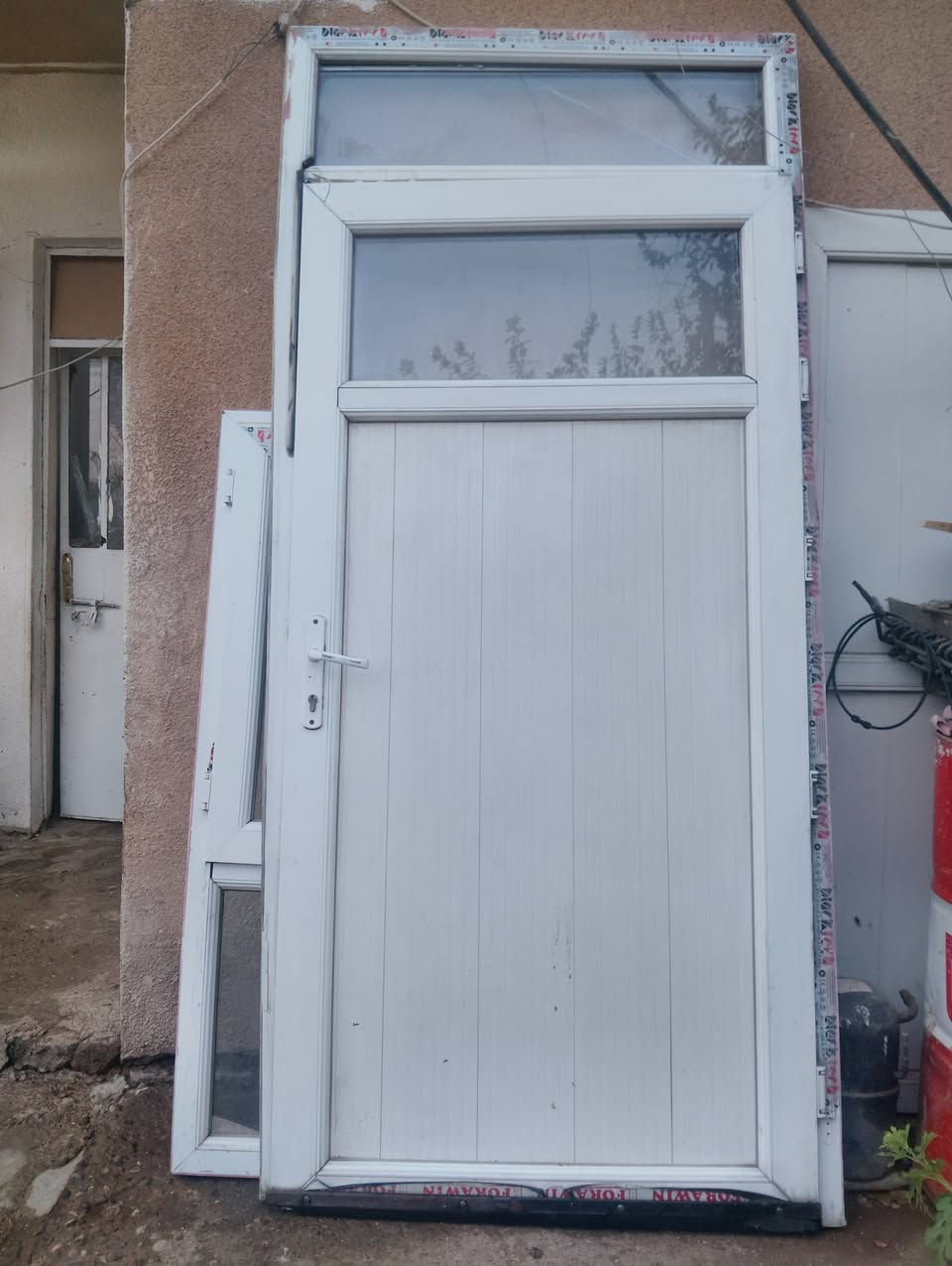 باب وشباك للبيع قياس الباب الطول 235في108 العرض قياس الشباك الطول155 العرض120 العنوان حي الميثاق اتصل على الارقام التاليه *********** //*********** بي وتساب 🛜📲💬 @إشارة
