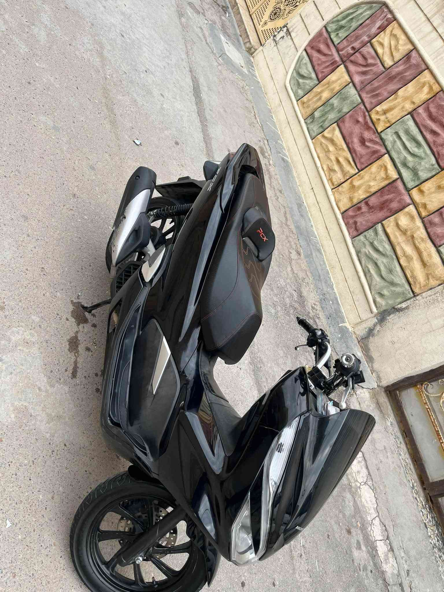 السلام عليكم PCX جيل الثالث    ياباني JF
مصارلهة هواي من نازله كفاله الدراجه كفر ومكينه لوك
ماشيه 40✅
الورقه مال مزاد✅
مكينه125✅
حساس ستان حساس ازدحام✅
المنفيس والكتلوكات والعدة هم وياها
السعر19ونص مكاني بغداد مدينت الصدر  بعد سنه اذا كلولك مفتوحه ترجتع ماسنجر ممتواجد
شراي اتصل***********
