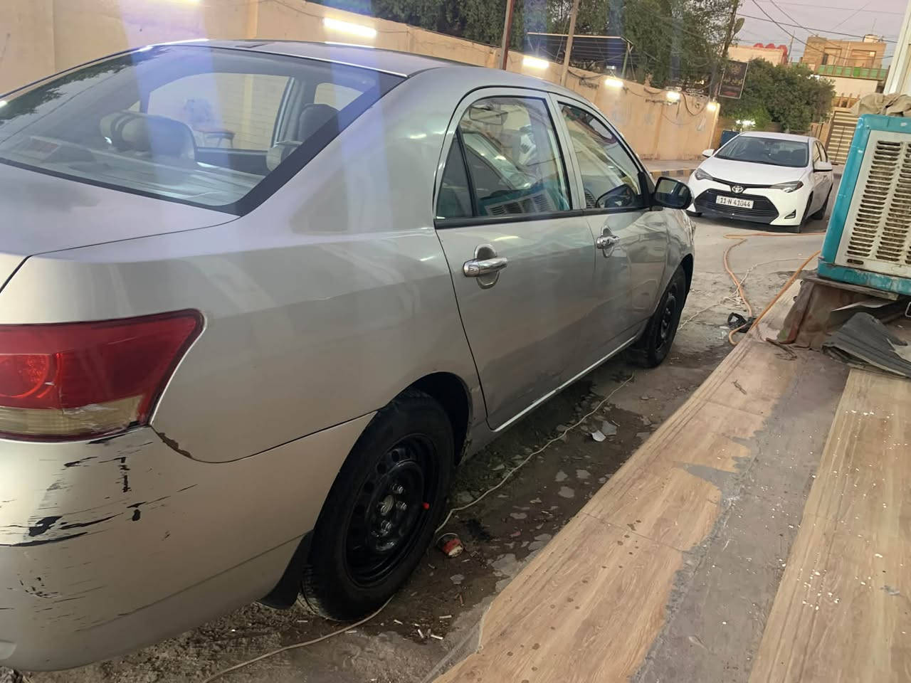السلام عليكم بيوايدي G3 ٢٠١٣ كير عادي مكينه وكير وتبريد وتدفئة خير من آلُـِْـِّـلُـًِ☝ٍِّْـٌـّ👑ـٍّـُه.كهربائيات كلها شغاله شاشة جبيره وكامره دواره وحساسات بيها جراد قليل وبيها جاملغ امامي عكس السايق مبدل بدون دواخل ابد مكانها الكاظميه او الصابيات قرب جسر الدوار 
سعرها ٤٥ وبيها مجال 
***********
