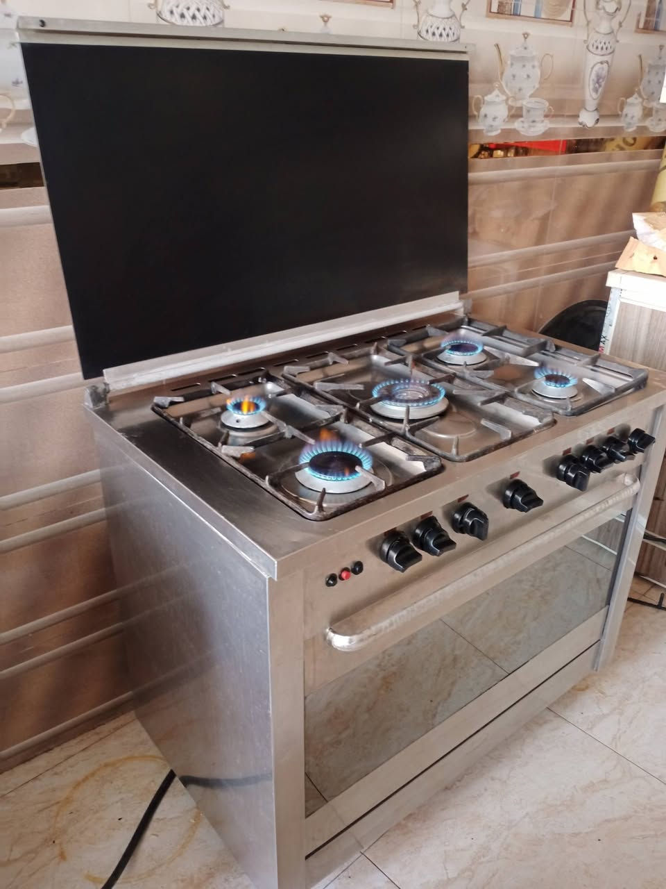 طباخ ايطالي دنگه ثقيل شرط الشغل  سعر 240 +طباخ فرش شرط الشغل والنضافه متوفر توصيل للاستفسار ع الرقم ***********

