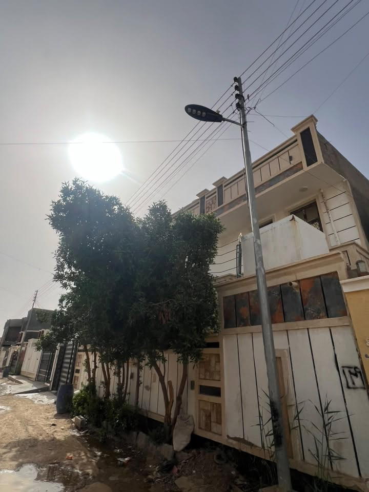 للبيع بيت طابقين ٣٠٠متر مجاور بوابة عمر الراوي 📍٥كيلو
مفوض للطابو معاملة كاملة 
الطابق الاول متكون من 
كراج + حديقة 
ممشى حول البيت 
مطبخ حار وبار 
استقبال ٩ متر طول 
صالة ضيوف ١٤متر طول 
غرف ٥*٥ العدد ٢ صحيات وحمام عدد ٢معزول 
الطابق الثاني 
غرف ٣ 
حمام وصحيات 
صالة ضيوف 
السعر ١٥٥مليون 
للاستفسار مكتب كريم العبيدي للعقار 
***********
