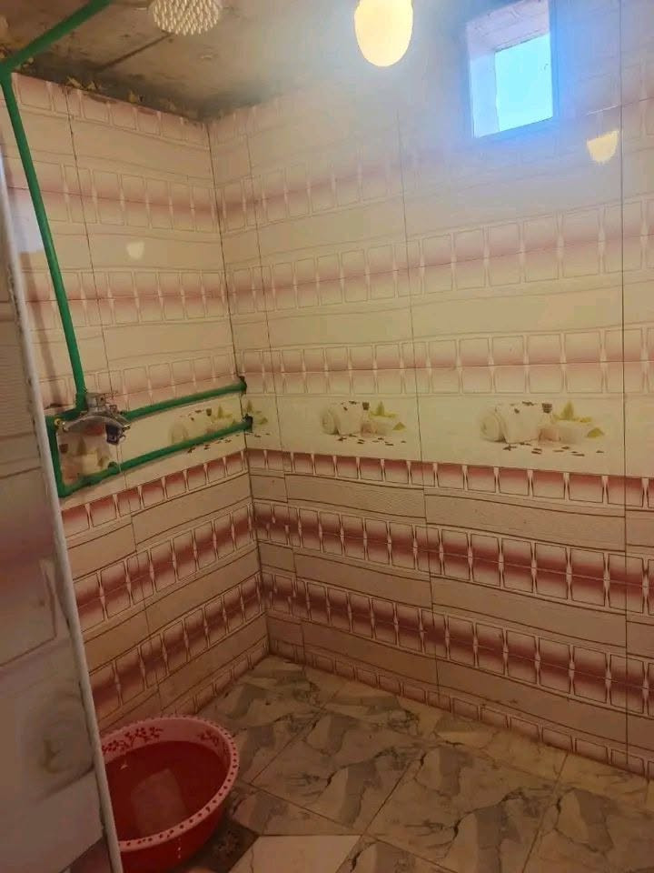 بيت للبيع زراعي مساحه 1100متر بس الحوش مساحه 850متر له شارعين وكل شارع باب شارع على نزله ثالثه وشارع على نزله الملاعب 
حي جوادين 
بيت بناء طابوك سقف كونكريت مسلح 
3 غرف نوم 
صاله 7متر 
ديوانيه 7متر 
مطبخ 5متر 
صحيات داخلية وخارجية 
بيت جاهز ومرتب 
حتى بيه نخل مزروع 
سعر 85 مليون وبيه مجال للطيبين 
يشهد الله عليه ابلاش بيت يصلح عائلة كبيره 
عنوان ناصرية داخل المركز حي جوادين نزله ثالثه 
للعلم أن الأرض غير مملوكه لأي وزارة 
حره يعني أرض للماليه فقط تم تحويلها إلى حي سكني 
حتى مدرسه ابتدائيه كملت 
***********
