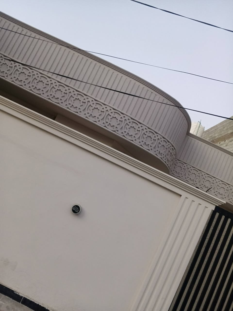 دار ٢٠٠ متر قاط واحد للبيع في دور الزراعه الثالثه قرب جمعية دور الزراعه..يحتوي ع إستقبال وصاله ومطبخ وغرفتين نوم + منور. وبيتونه . وصحيات داخليه و خارجيه...السعر 100 وبي مجال بسيط.. نوع العقار ملك صرف سند 25.   للاستفسار الاتصال على الرقم ☎️***********
