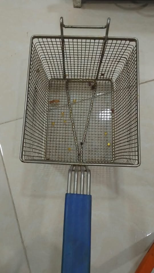 هذني الماصات 125 خمس قطع صاج الاصلي 
الميز البيجي حجم 140 سم سعره 135 
الكرسي البيجي سعره 45 
الكرسي الاسود الثابت 45 
اغراض المطعم ذني كلهن 80 مع شواية البركر
الف 
كراسي بلاستك عدد 50 كرسي سعر الكرسي 3500 
الماصات الوحده 2000 دينار 

ميوزه بلاستك عدد 4 سعرهن 80 الف

سرير اطفال عدد 2 سعرهم 150 الوحده 75 الف مع الدوشك 
مكينة خياطة سعرهن 75 الوحد عدد 2 150 
مكينة لحم سعرها 100

للتواصل على الرقم *********** 
مكان الاغراض حله شارع 80 طريق النجف مال بيت نظيفات جداً
