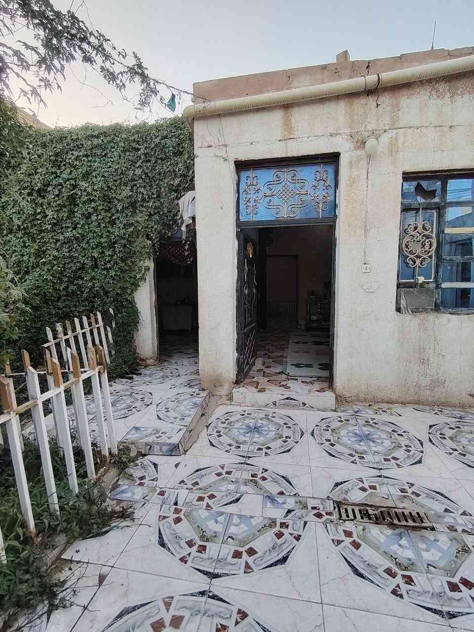 🏡 بيت للبيع
📍 الموقع: البطاط – قرب المدرسة، يبعد حوالي 150 متر عن المدرسة.

📐 المساحة: 290 م². السعر ٨٥ وبي مجال نشالله 

✅ سند زراعي.

✅ بناء قديم لكنه مرتب وجاهز للسكن.

✅ كافة الخدمات متوفرة.

✅ الشارع مكتمل بالبنى التحتية، ومقرر تبليطه مع تنفيذ الأرصفة.

تفاصيل البيت:

- استقبال.

- هول.

- صالة داخلية كبيرة.

- غرفتا نوم.

- مطبخ حار / بارد.

- مناور.

- مخزن.

- صحيات داخلية وخارجية.

بيت مرتب وفي موقع جيد، مناسب للسكن العائلي.

📞 للاستفسار والمعاينة، التواصل مع مكتب الضامن للعقار. ذي قار سوق الشيوخ خنيطله شارع الكراج *********** #سوق_الشيوخ#تشطيب_درجة_أولى#مكتب_الضامن_للعقار
