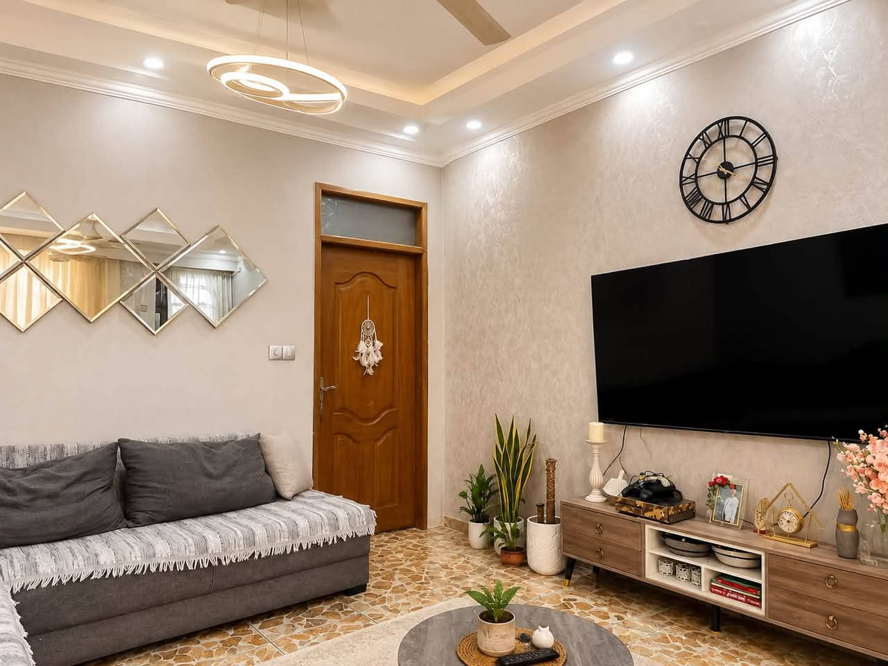 بيت ٦٠ متر ٤ *١٥ للبيع
حي المعلمين مقابيل مرطبات زمزم

الطابق الاول صالة وخدمات ومطبخ

الطابق الثاني غرفتين نوم

الطابق الثالث بيتونة وغرفة سندويش بنل (مخزن)

بناء ٢٠١٠

يحتوي كراج ليس ضمن المساحه

***********
