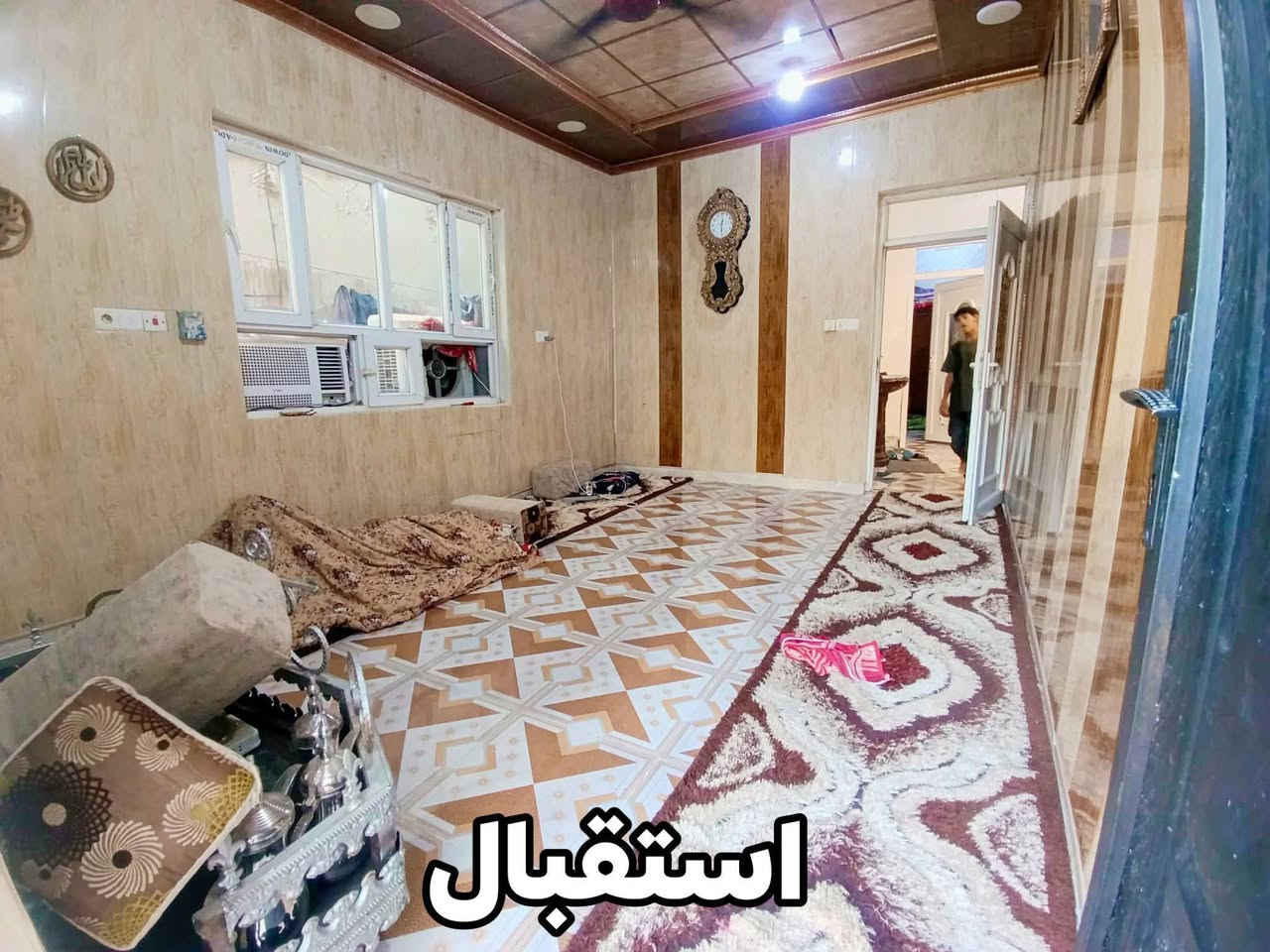 السلام عليكم 
دارللبيع واحد حزيران خلف مسجد التوابين المثلث الذهبي منطقه راقيه وهدوء ،،،200متر  3غرف نوم 2 جو 1 فوك  وبيتونا وهول ومبطخ10×5.م  يعني صاله وحده صحيان داخل وخارج  اوراق كامله  السعرمناسب رقم الهاتف *********** ملاحظه البيت اوراق كامله موطابو للعلم حديقه خارجيه وداخليه

نص مكتوب في الصور:
- واجهيت البيت
- حديقة
- استقبال
- غرفه نوم 1/
- صحيات داخليه
- غرفه نوم 2/
- غرفه نوم 3/3
- بيتونان